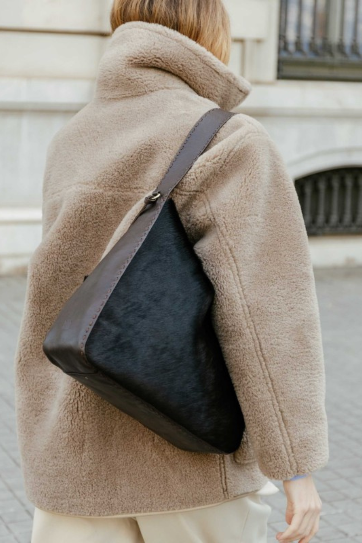 Sac hobo cuir à poils Biba Genola – Grand sac épaule marron ou motif vache