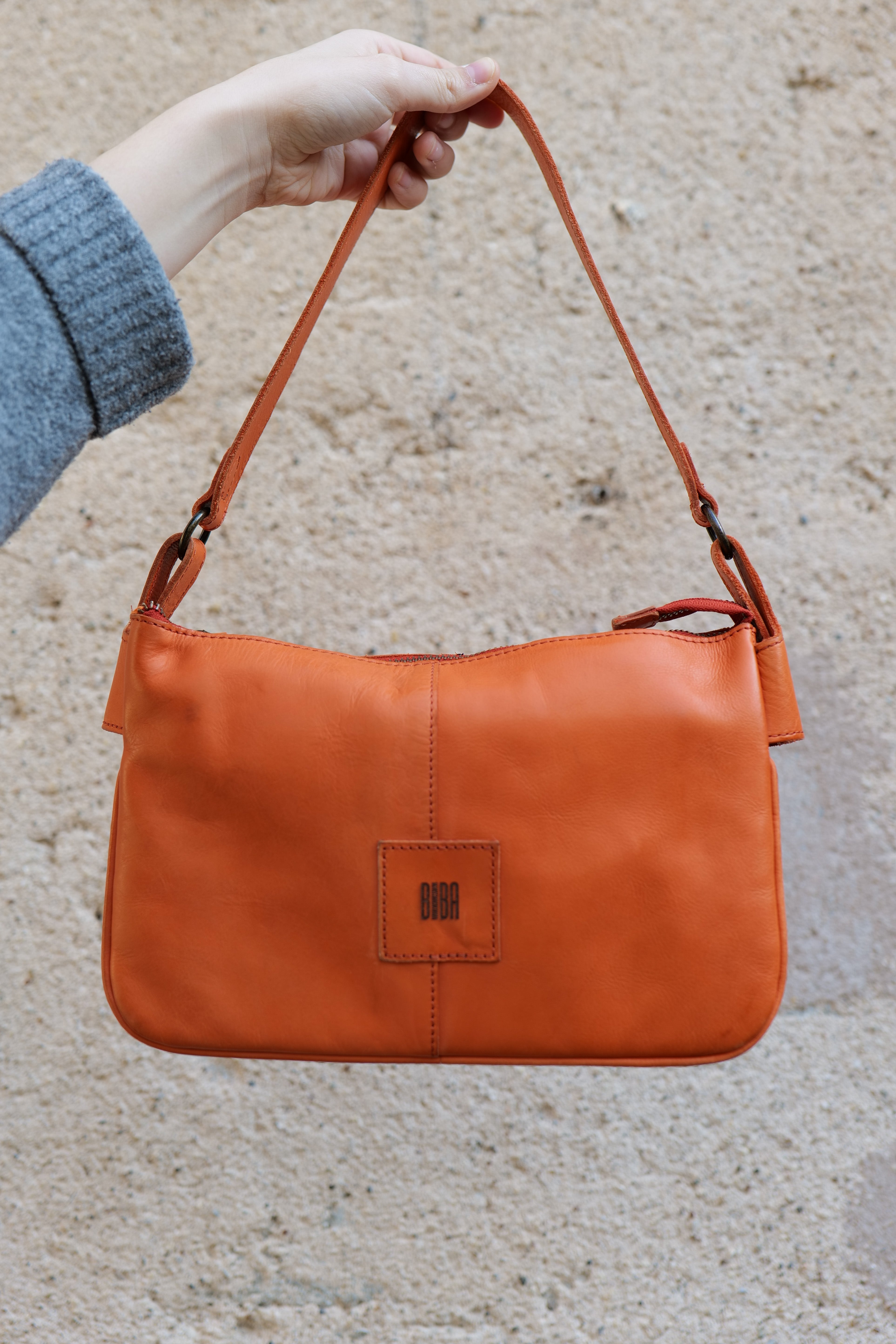 Sac bandoulière zippé en cuir orange marque BIBA