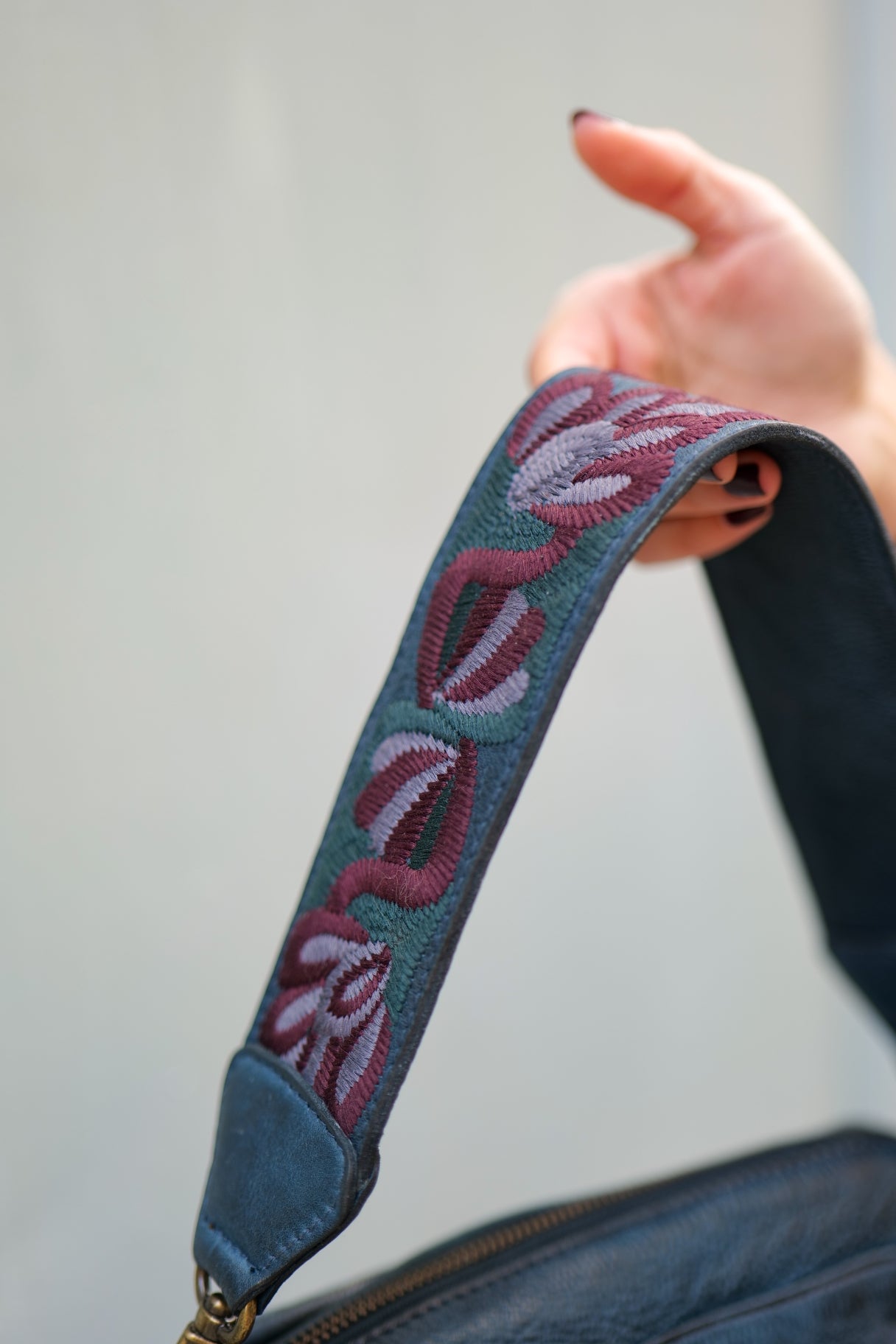 Sac bandoulière en cuir avec broderie - couleur bleu