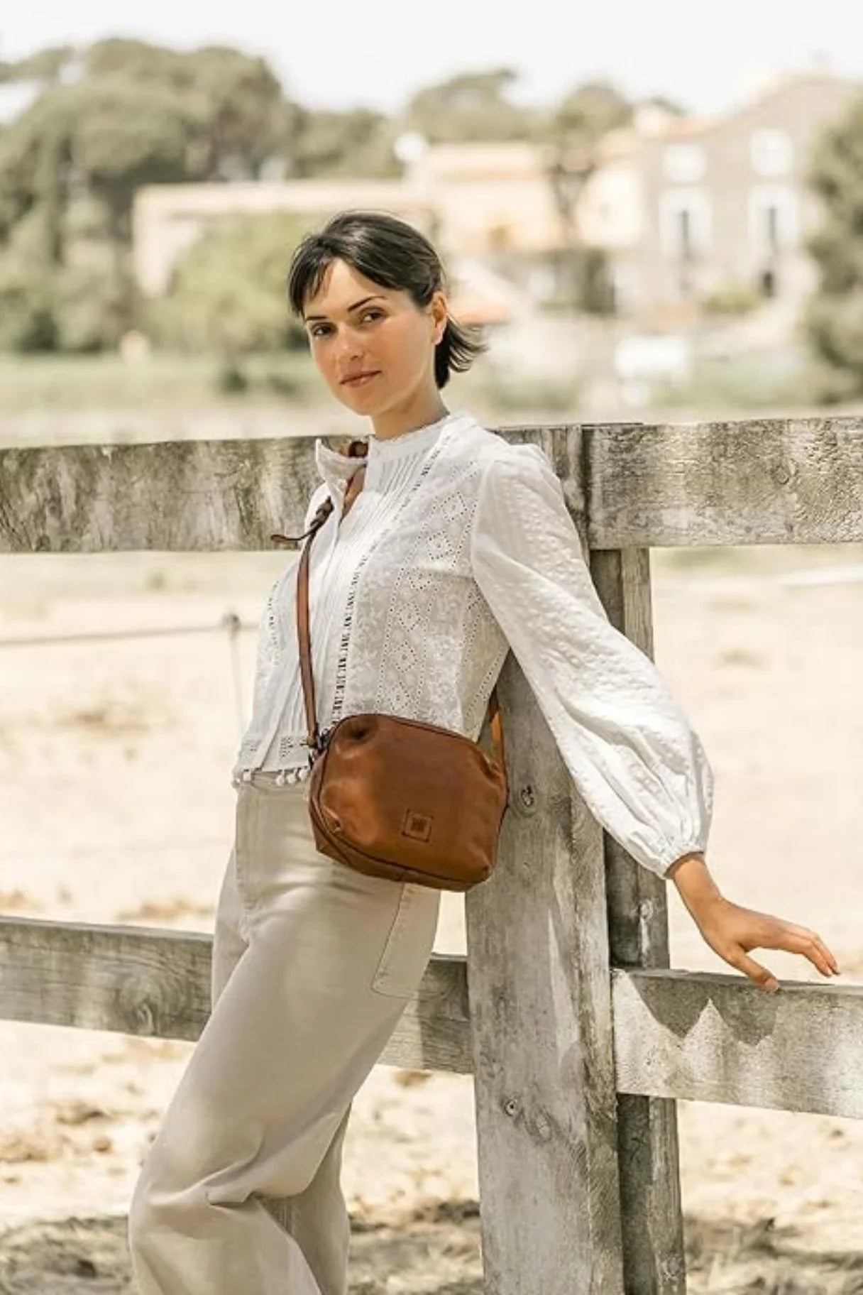 Petit sac en cuir boston biba porté en bandoulière