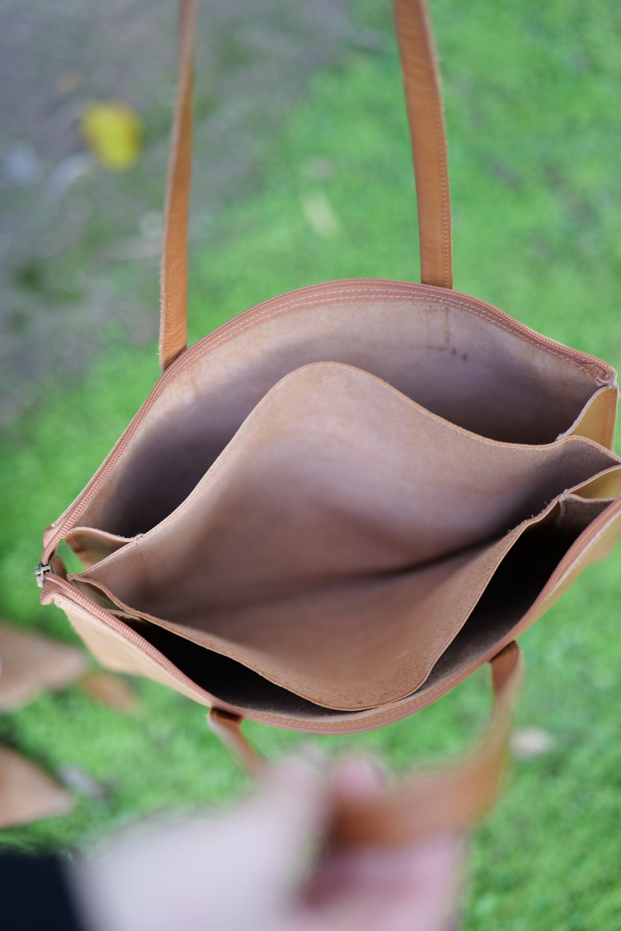 intérieur brut grand sac cabas en cuir noir pour femme de la marque Noordsen, 3 compartiments