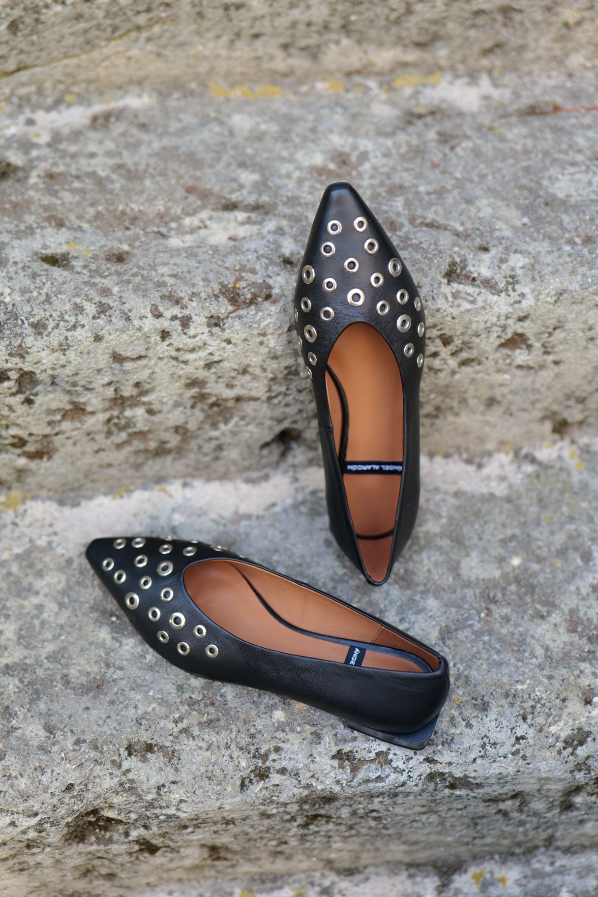 Ballerines Sila en cuir noir clouté Ángel Alarcón