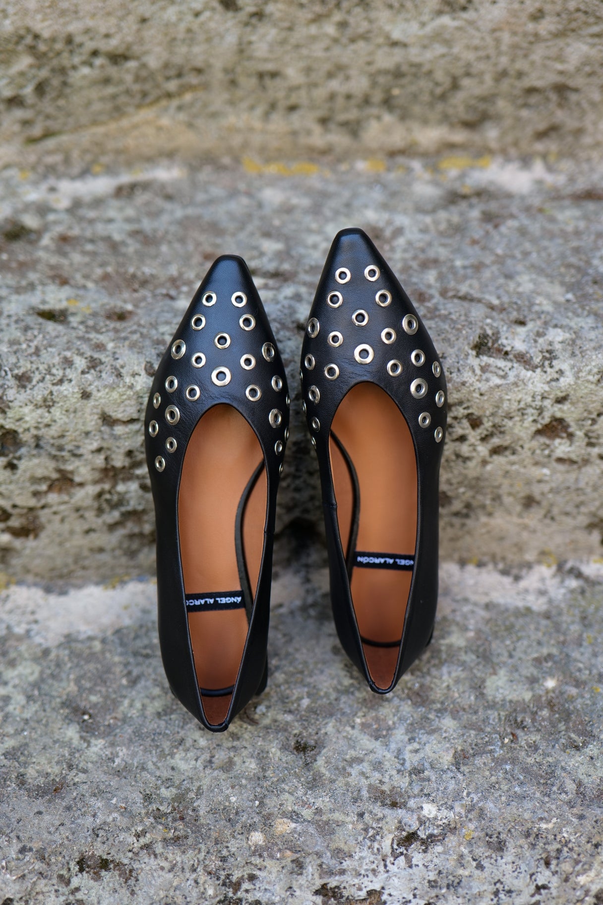 Ballerines Sila en cuir noir clouté Ángel Alarcón