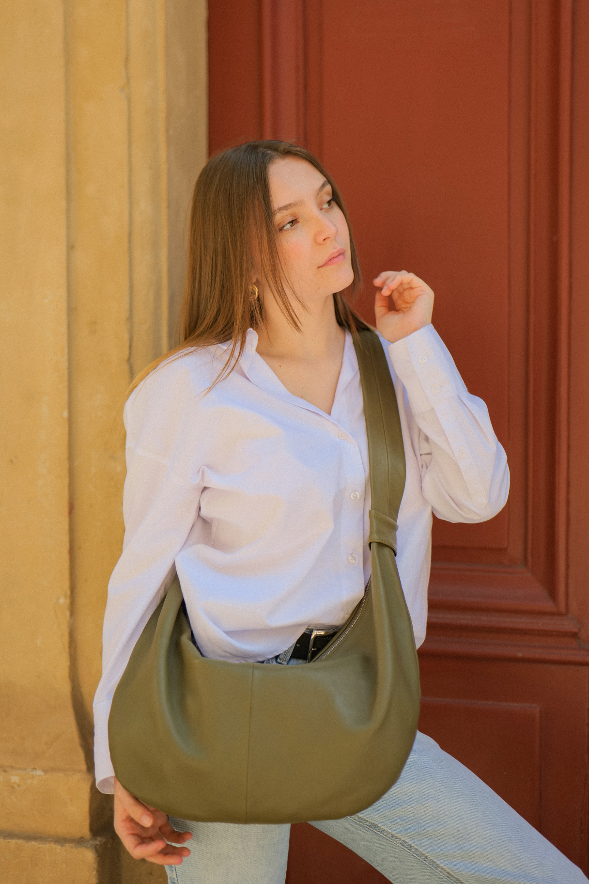 Banane en cuir d’agneau kaki Naterra sur l’épaule