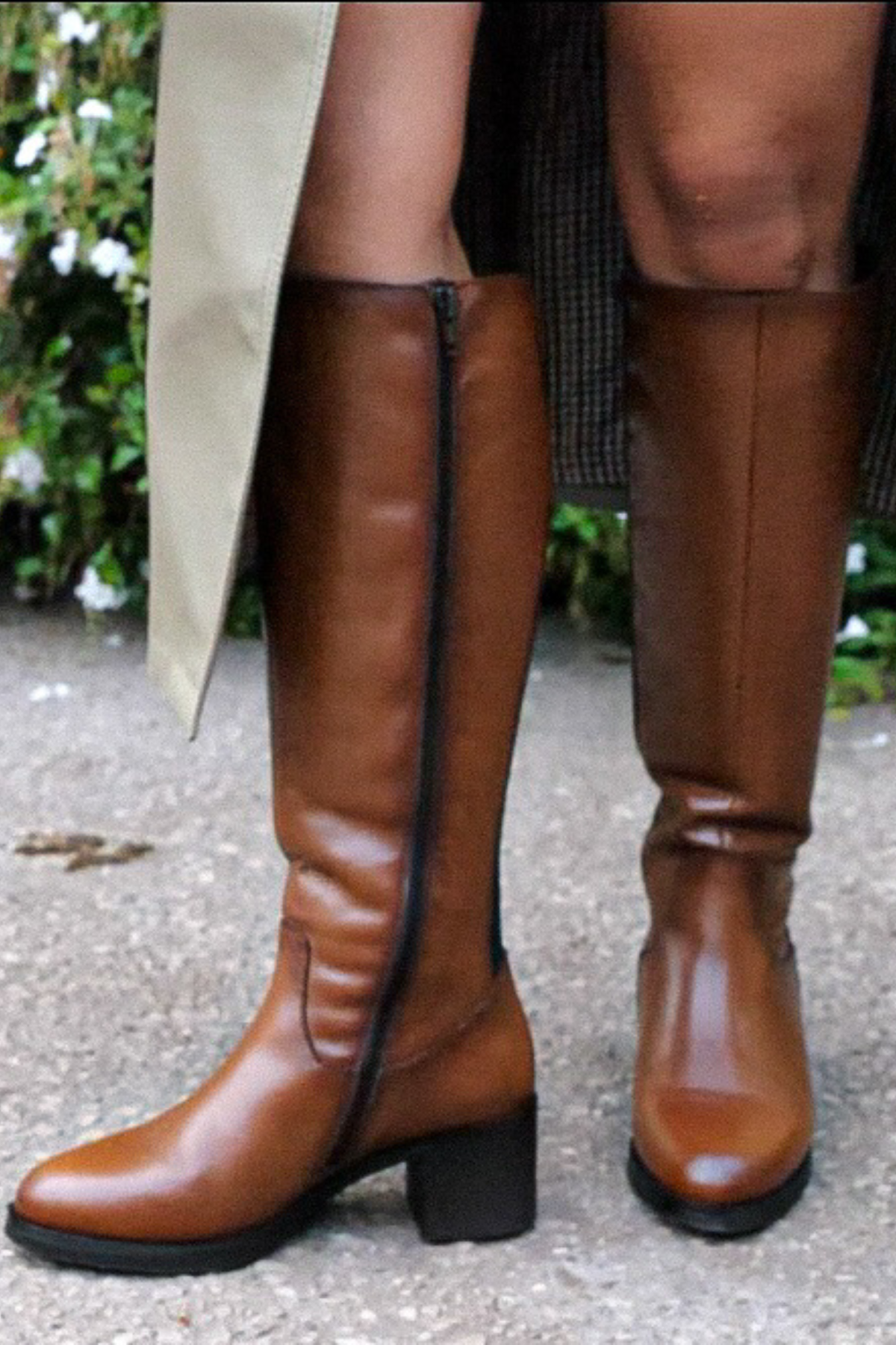 Détail de la fermeture éclair intérieure des bottes cavalières en cuir marron Kaola 7282, talon carré 5 cm