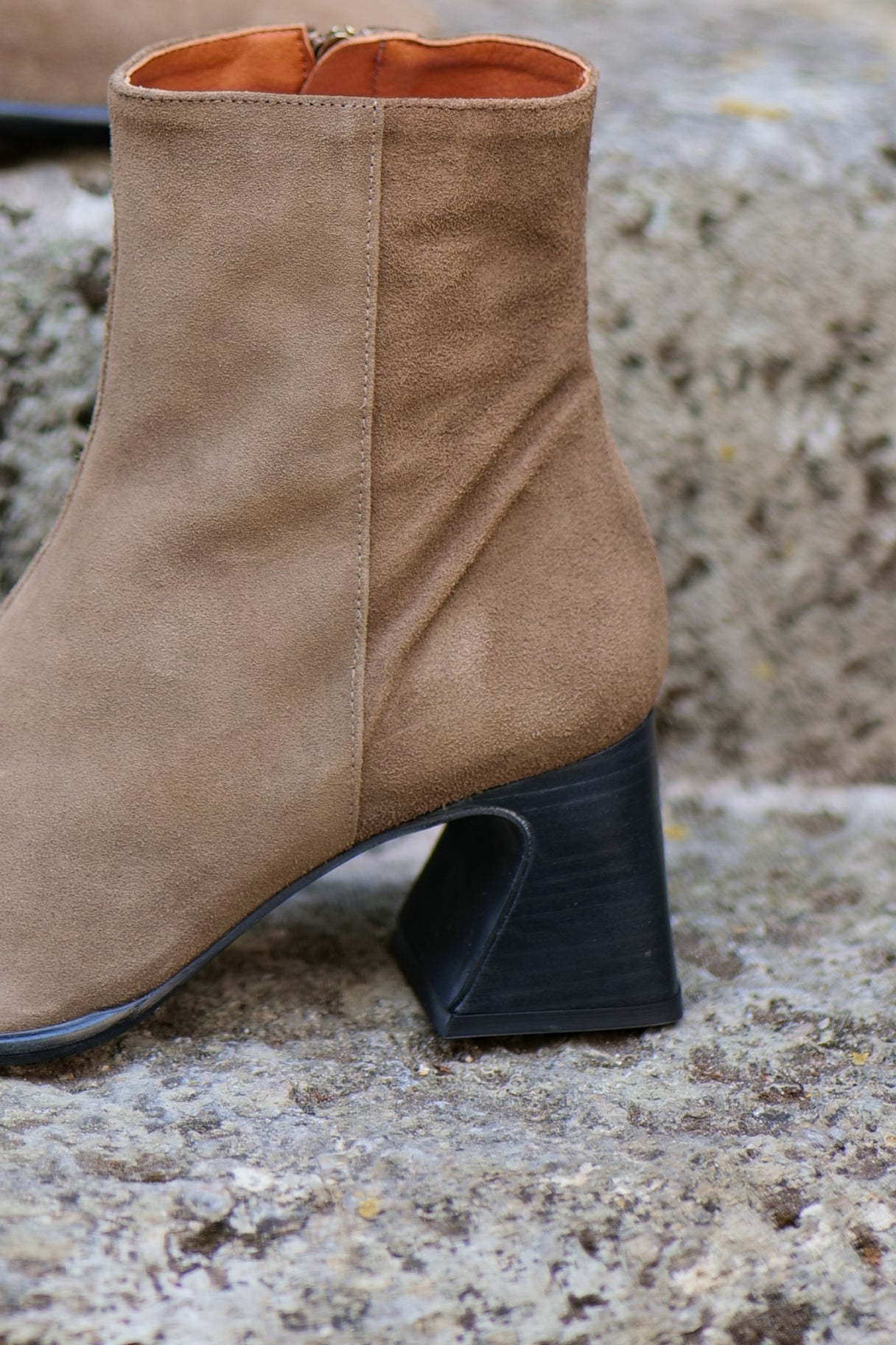 Bottines Dremia en daim taupe – Ángel Alarcón