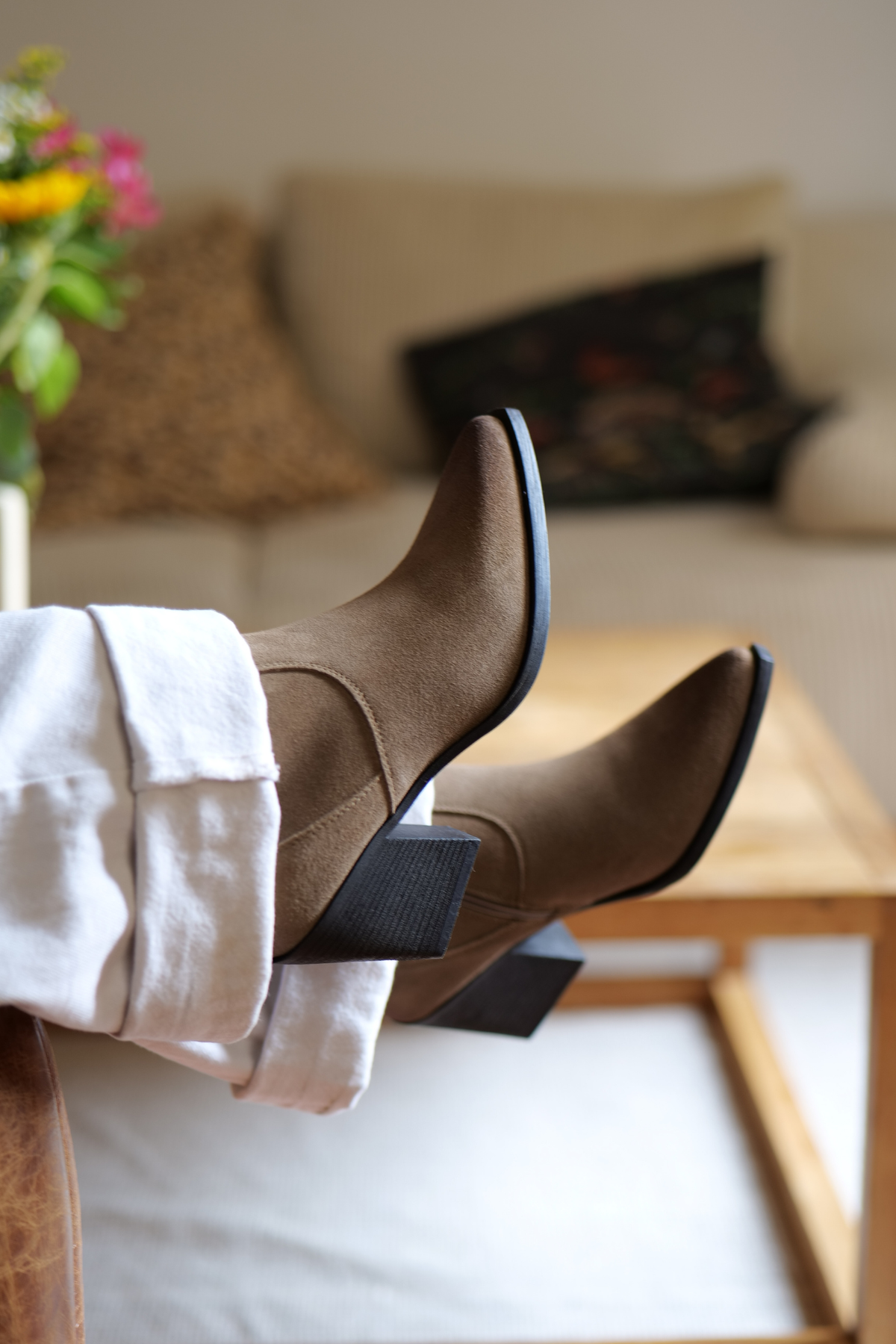 Bottines western en daim taupe Keys K13530 portées avec un jean blanc, talon bloc noir 7 cm