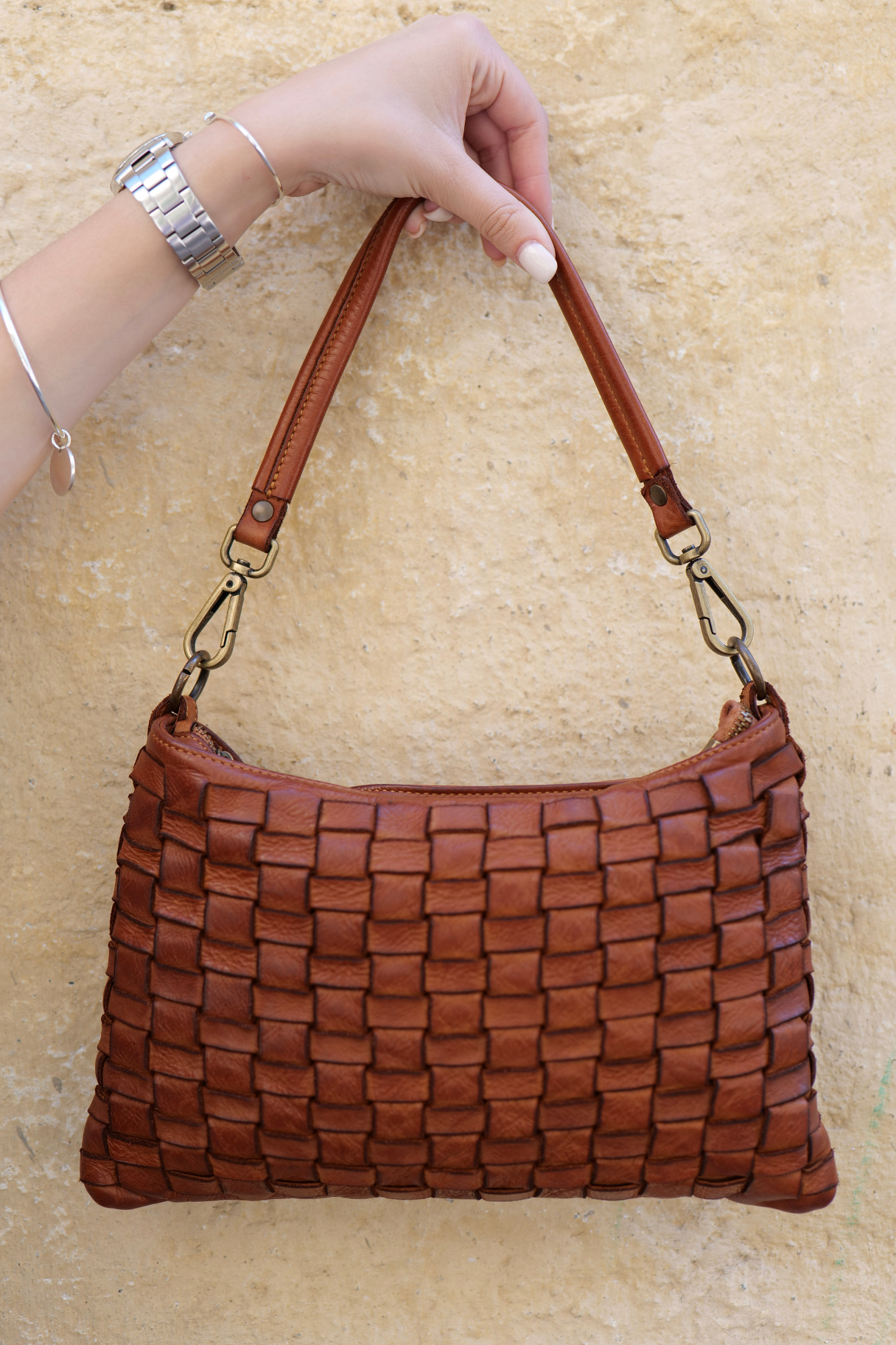 détail de la pochette BS-238 tressée tenue à la main