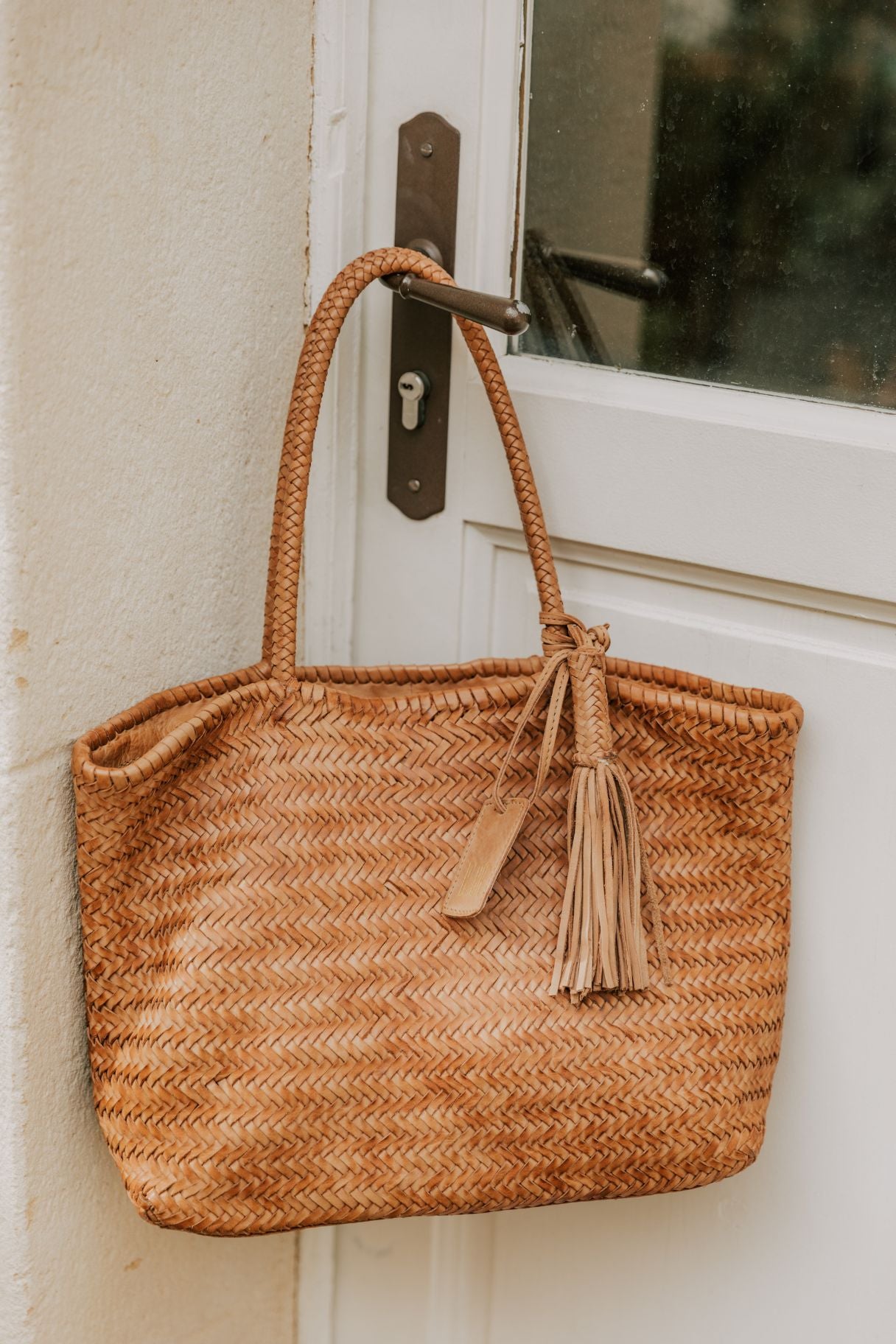 Cabas Perkins en cuir tressé naturel de Biba vue de face