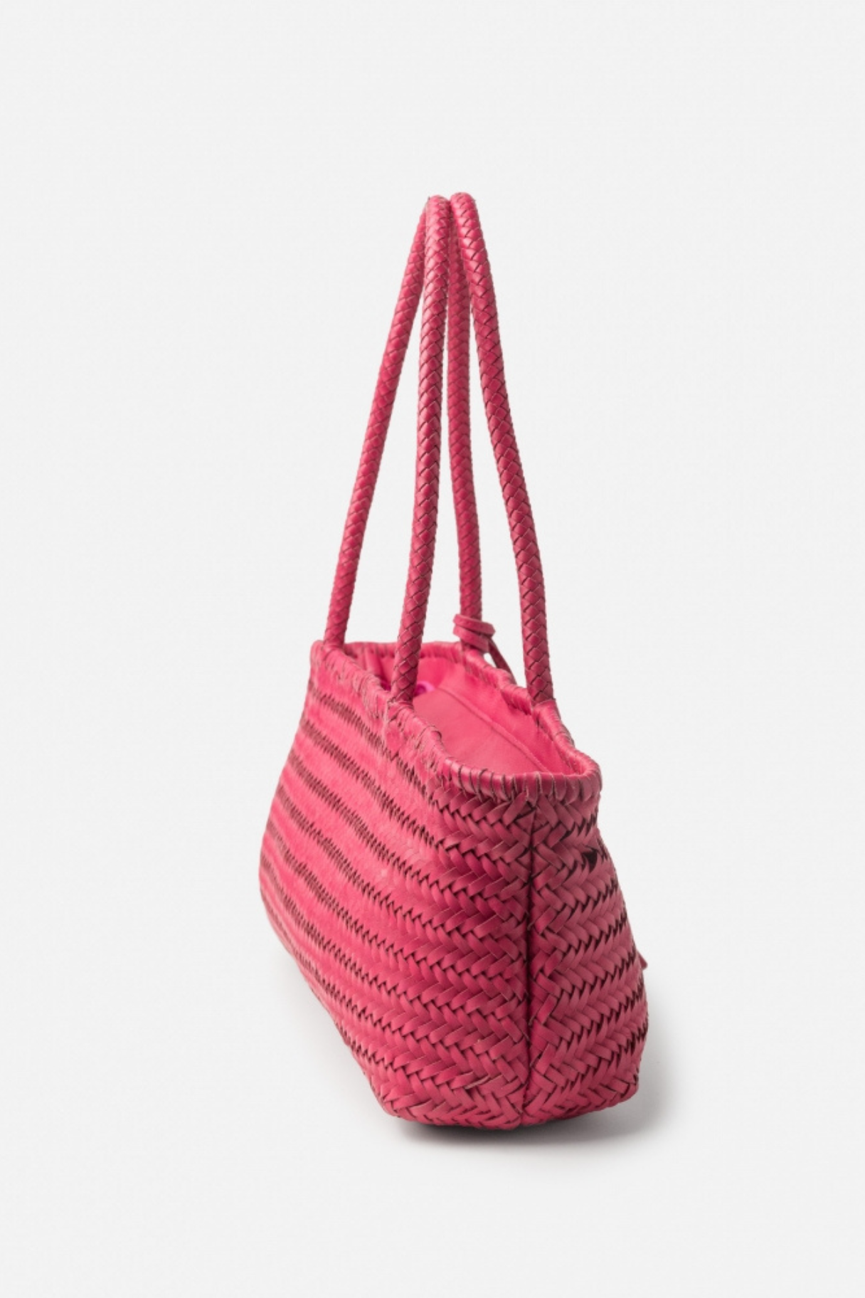 Cabas BIBA en cuir tressé rose fuchsia vue de profil avec longues anses tressées portées épaule