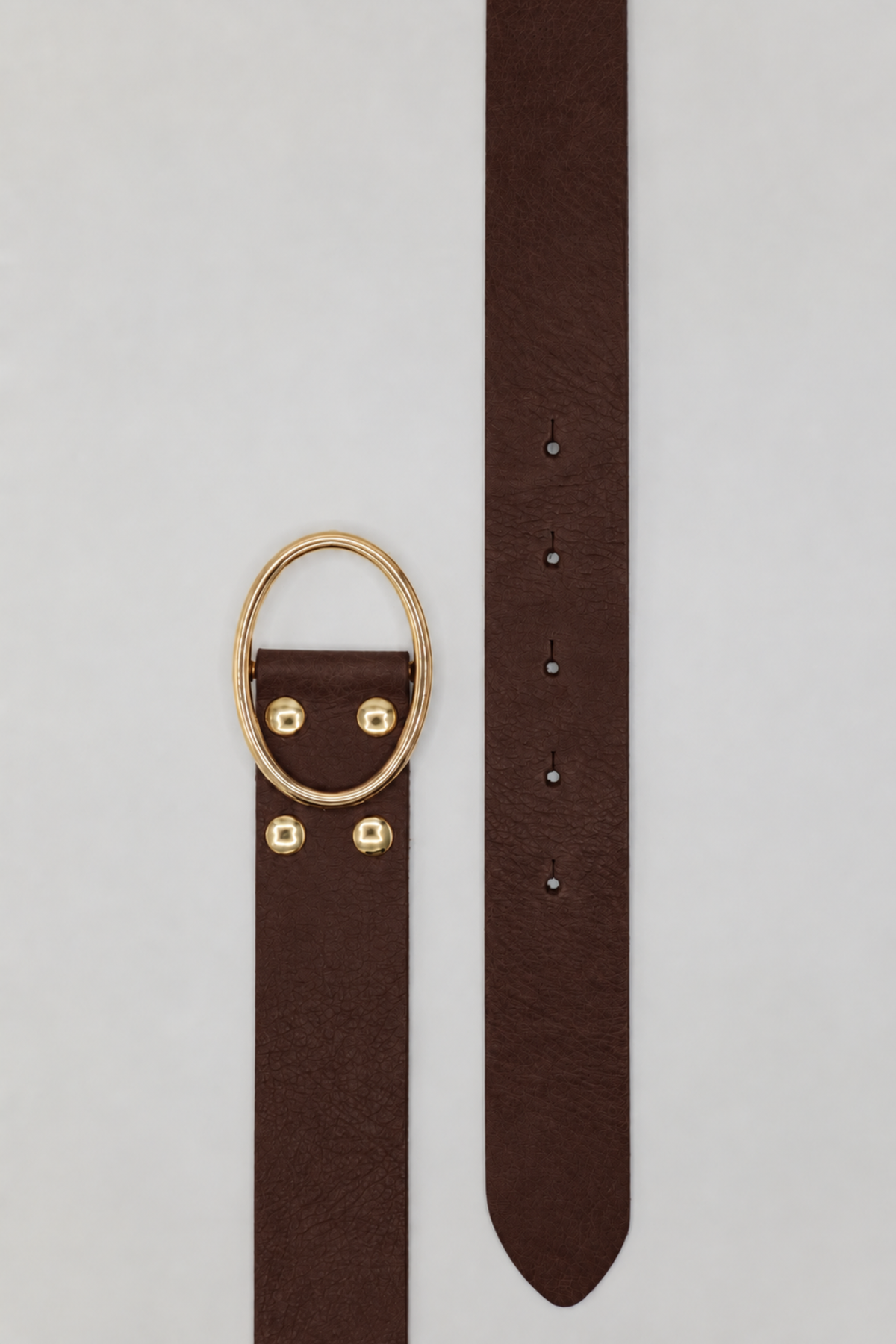 Ceinture Adèle Atelier Nappa à plat : cuir de vachette marron foncé, boucle ovale dorée et quatre rivets dorés
