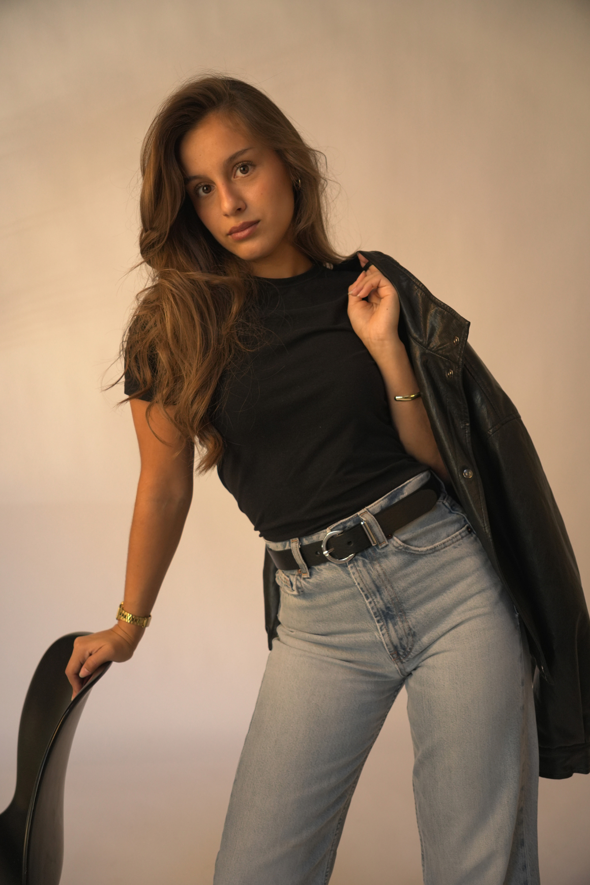 Ceinture Céléna Atelier Nappa en cuir noir, boucle ronde et passant argentés, portée sur un jean taille haute avec un t-shirt noir