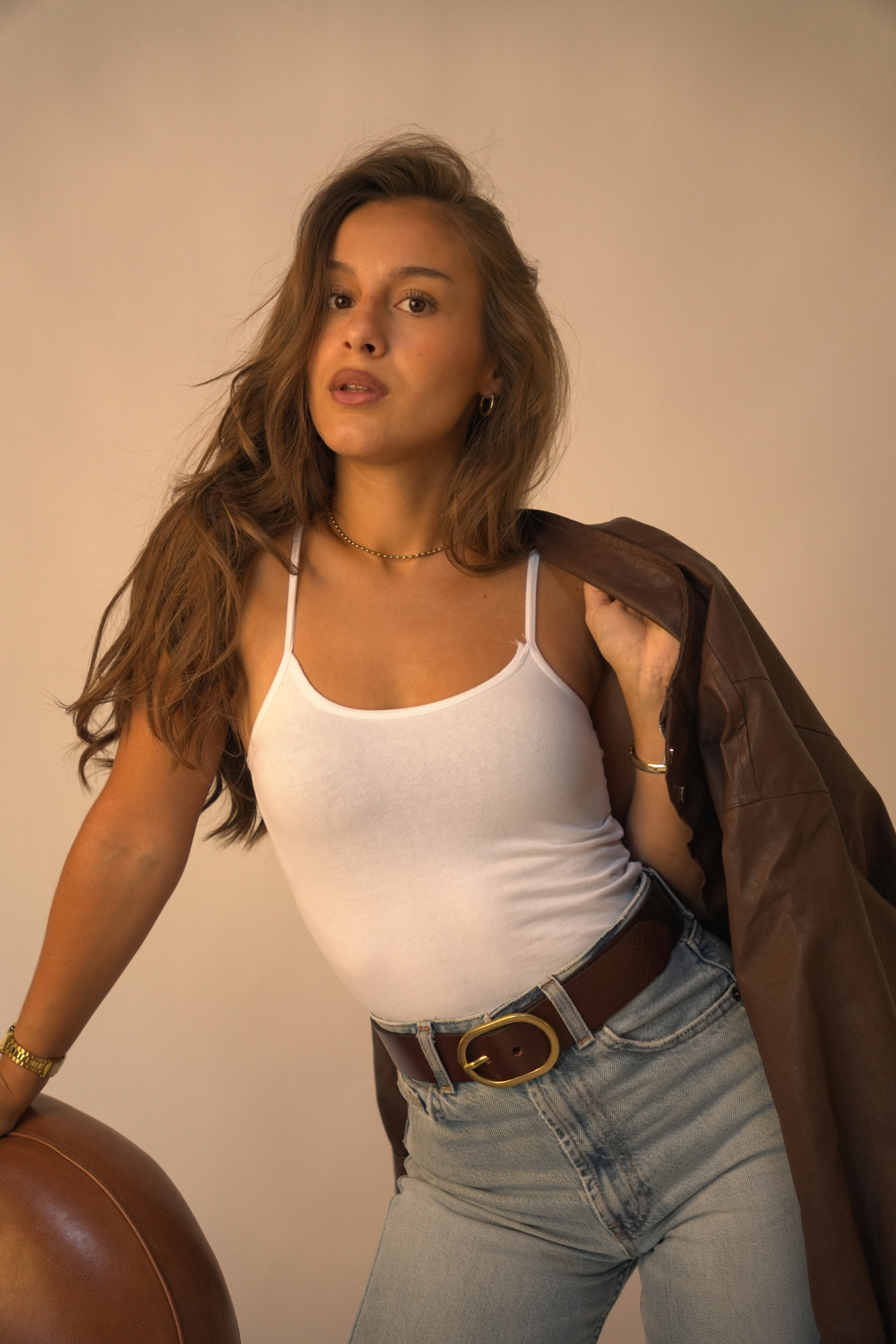 Ceinture large en cuir marron Chloé Atelier Nappa portée sur un jean taille haute