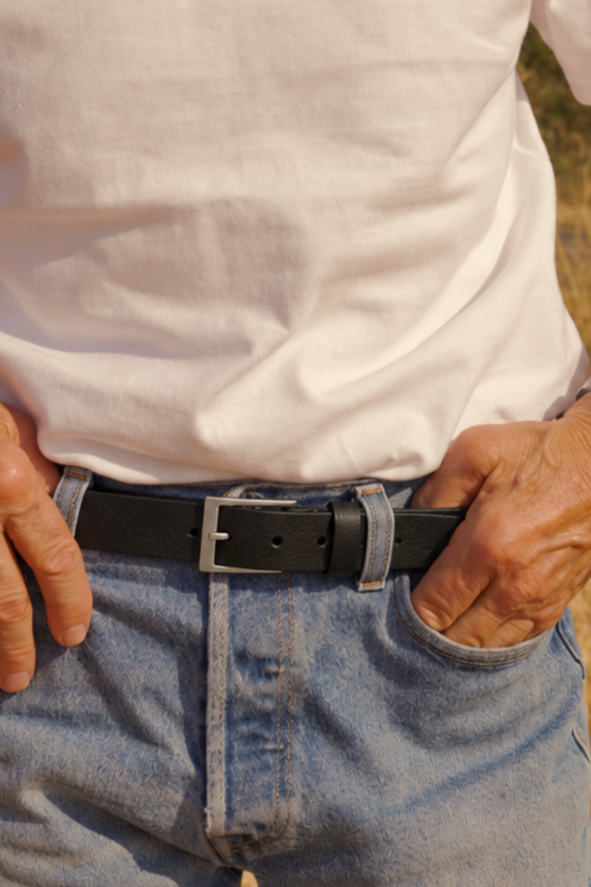 Ceinture homme Claude Atelier Nappa à plat : cuir pleine fleur noir de 3 cm, boucle rectangulaire argent brossé, rivets et passant en cuir