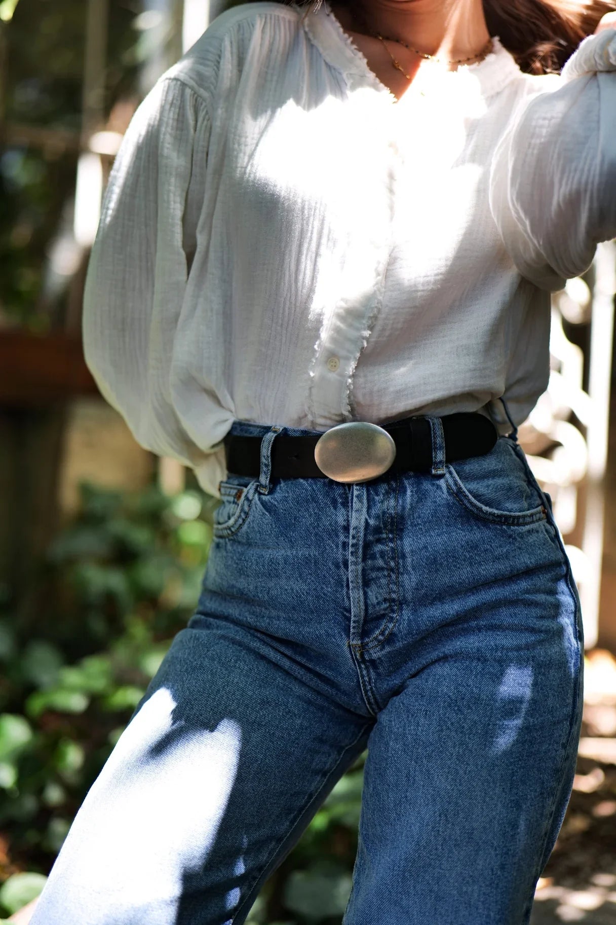 Ceinture artisanale en cuir pleine fleur noire avec boucle ovale argent brossé