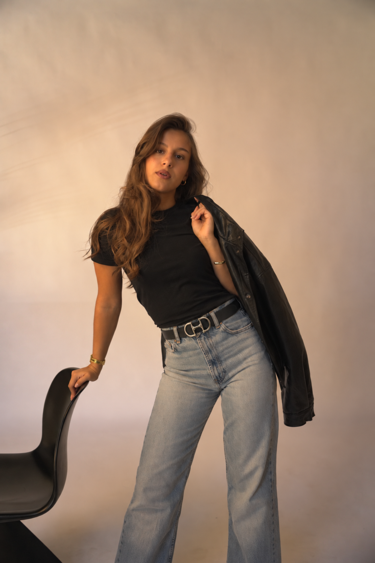 Ceinture en cuir noir Jeanne Atelier Nappa à boucle mors argentée, portée sur un jean avec un pull en maille