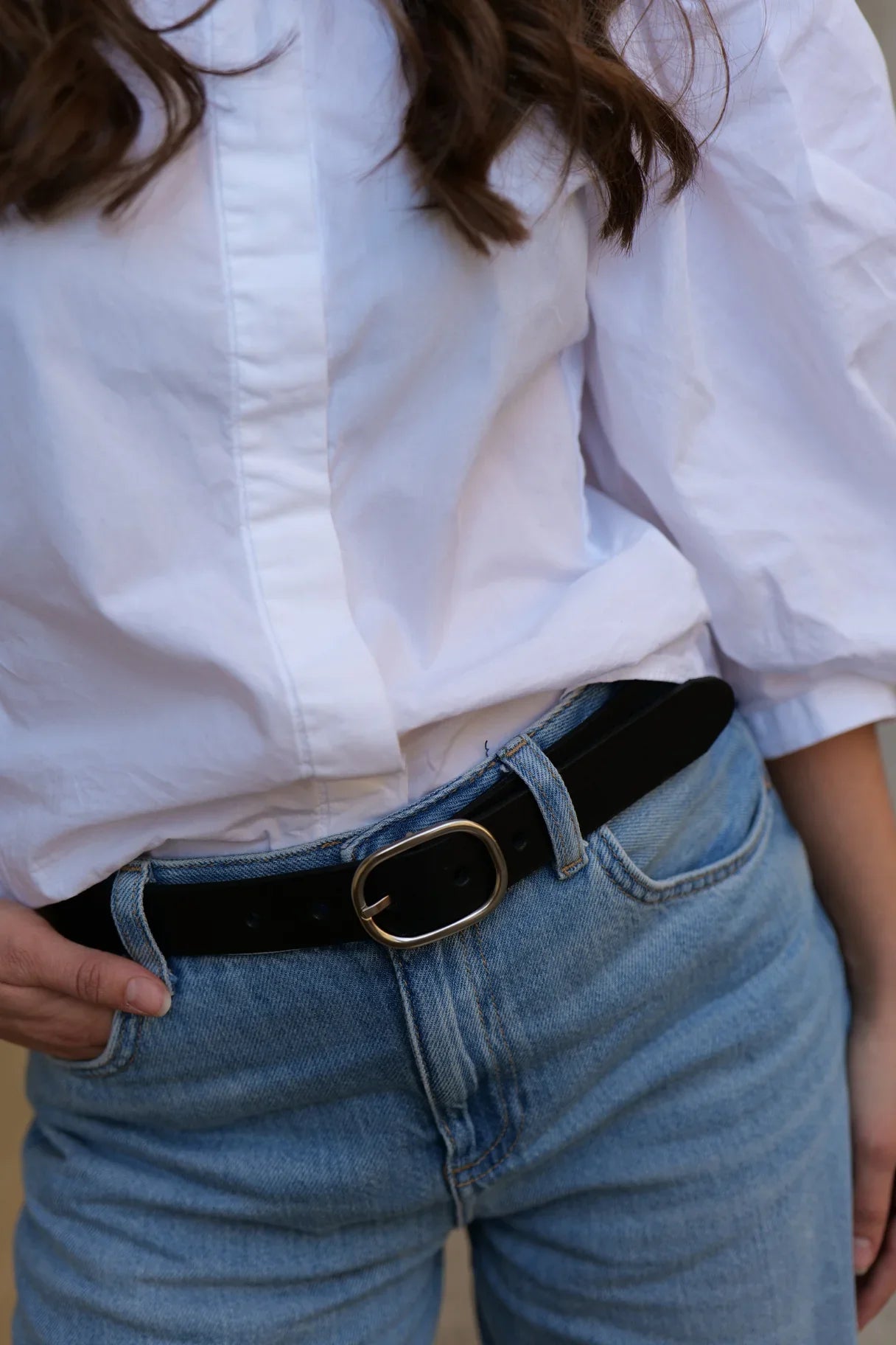 Détail boucle ceinture Bertille en cuir de vachette noir fabrication artisanale Nappa Maroquinerie