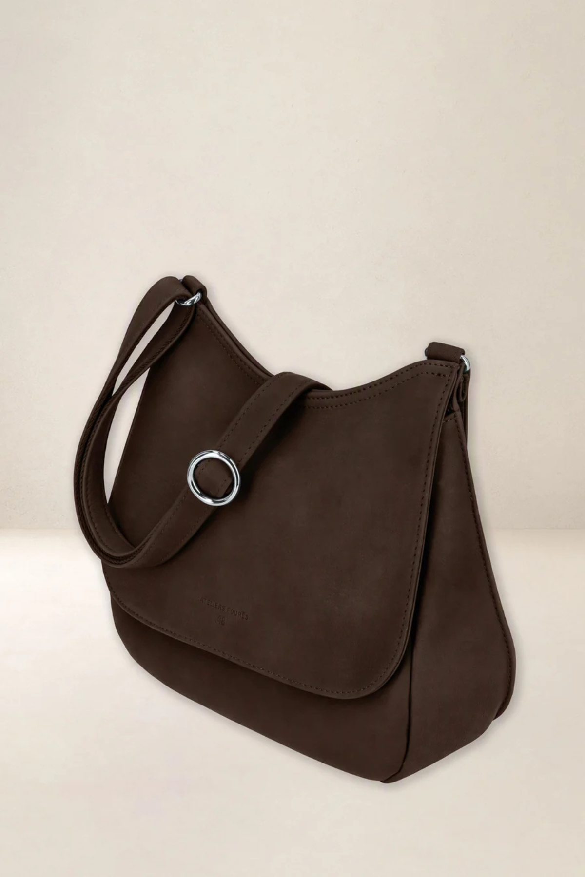 Sac Artémis Compact chocolat vu de profil, soufflet et bandoulière réglable