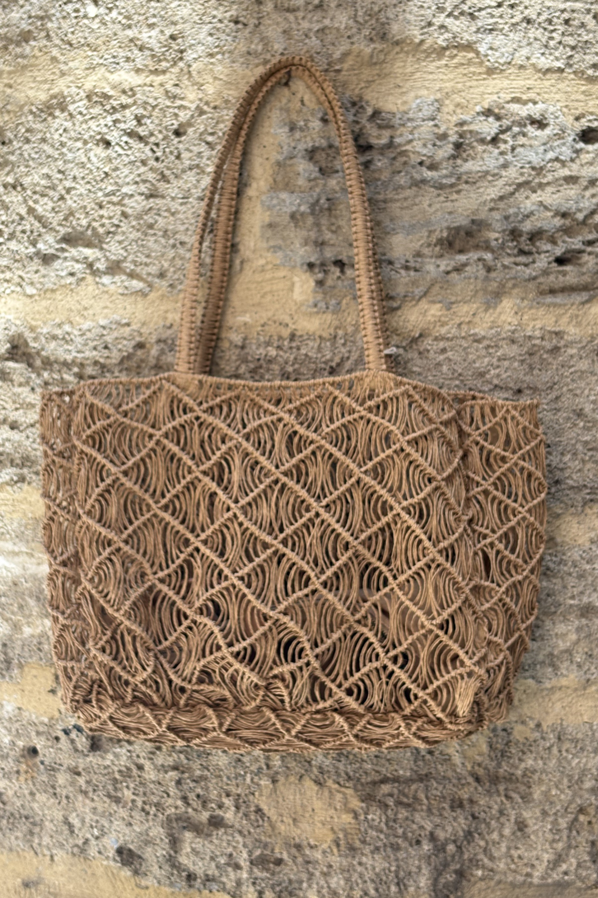 Grand sac cabas Sodwana XL naturel camel Biba en raphia tressé main, vue de dos
