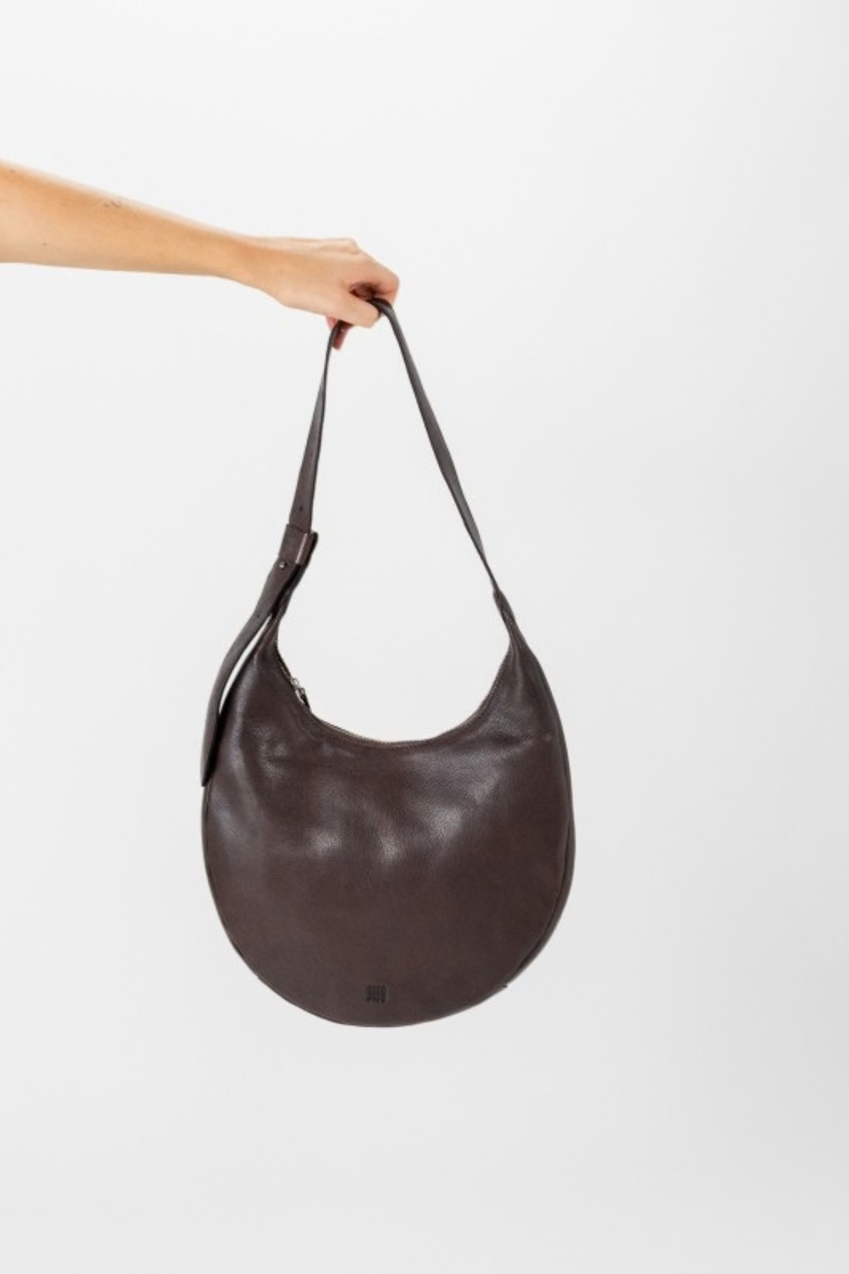 Grand sac hobo plat Biba en cuir lavé violet sombre, fermeture zippée