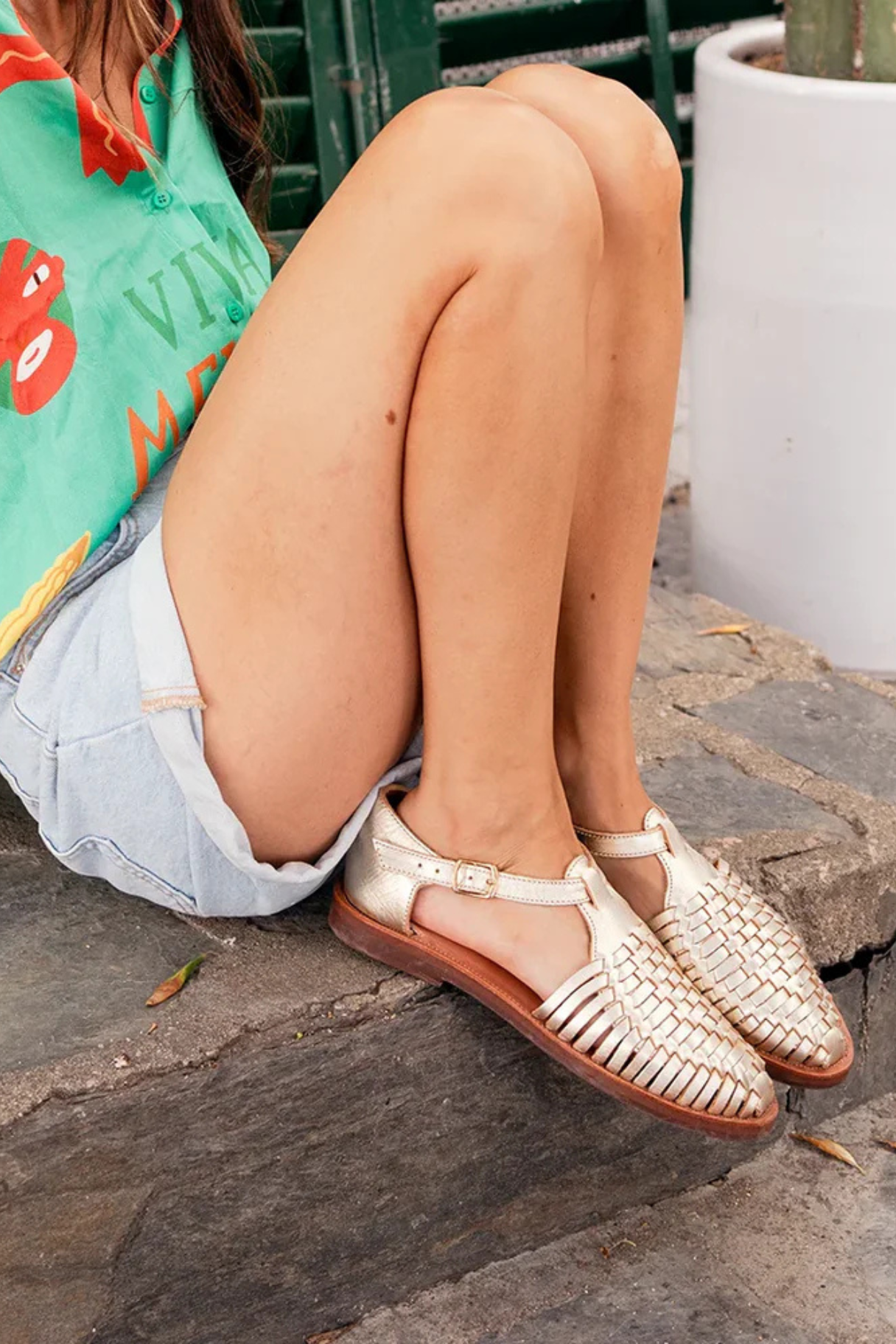 Sandales Mapache Peonia dorées en cuir tressé lamé, vue portée