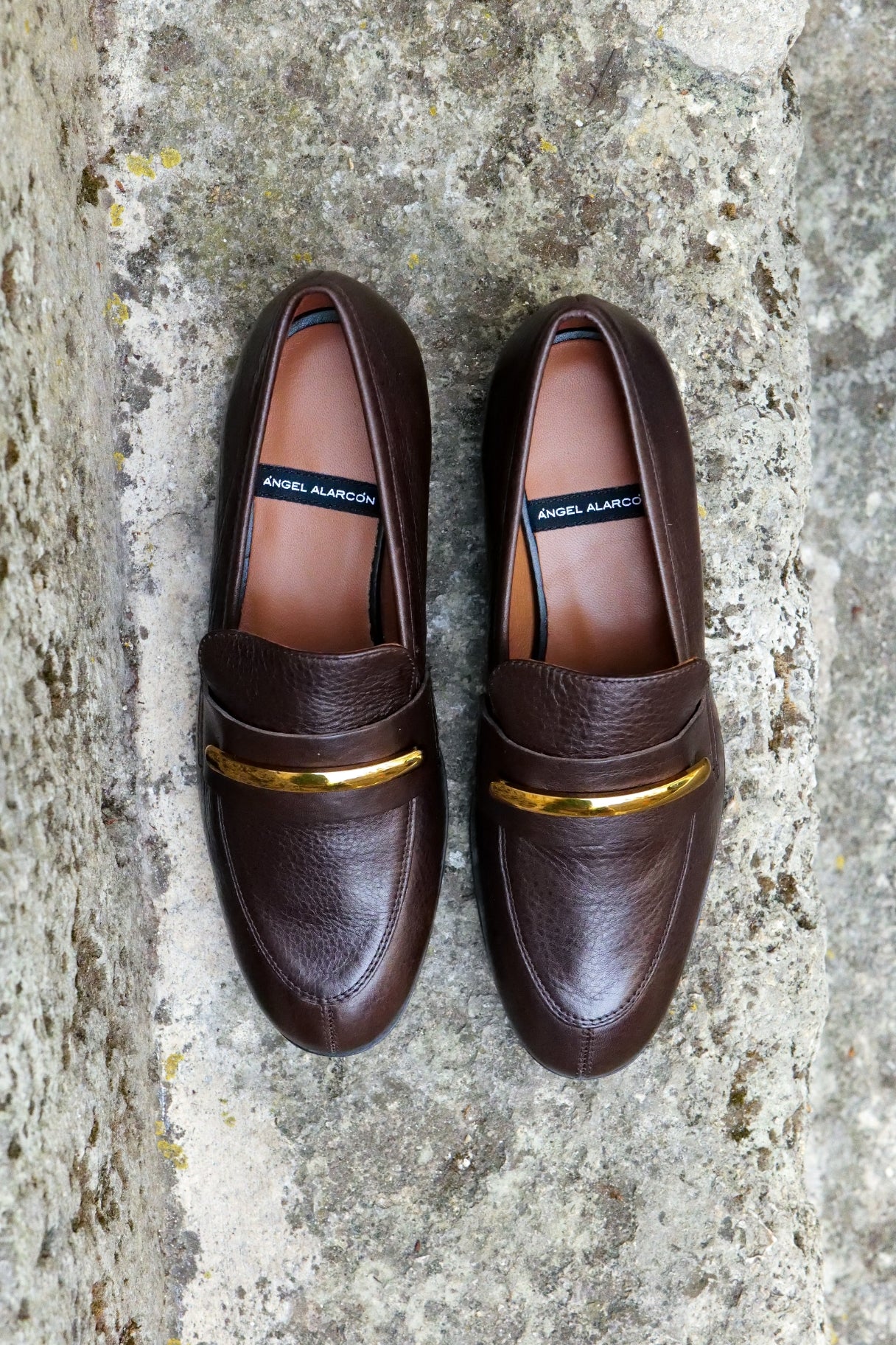 Mocassins en cuir marron Ángel Alarcón avec bijoux dorés