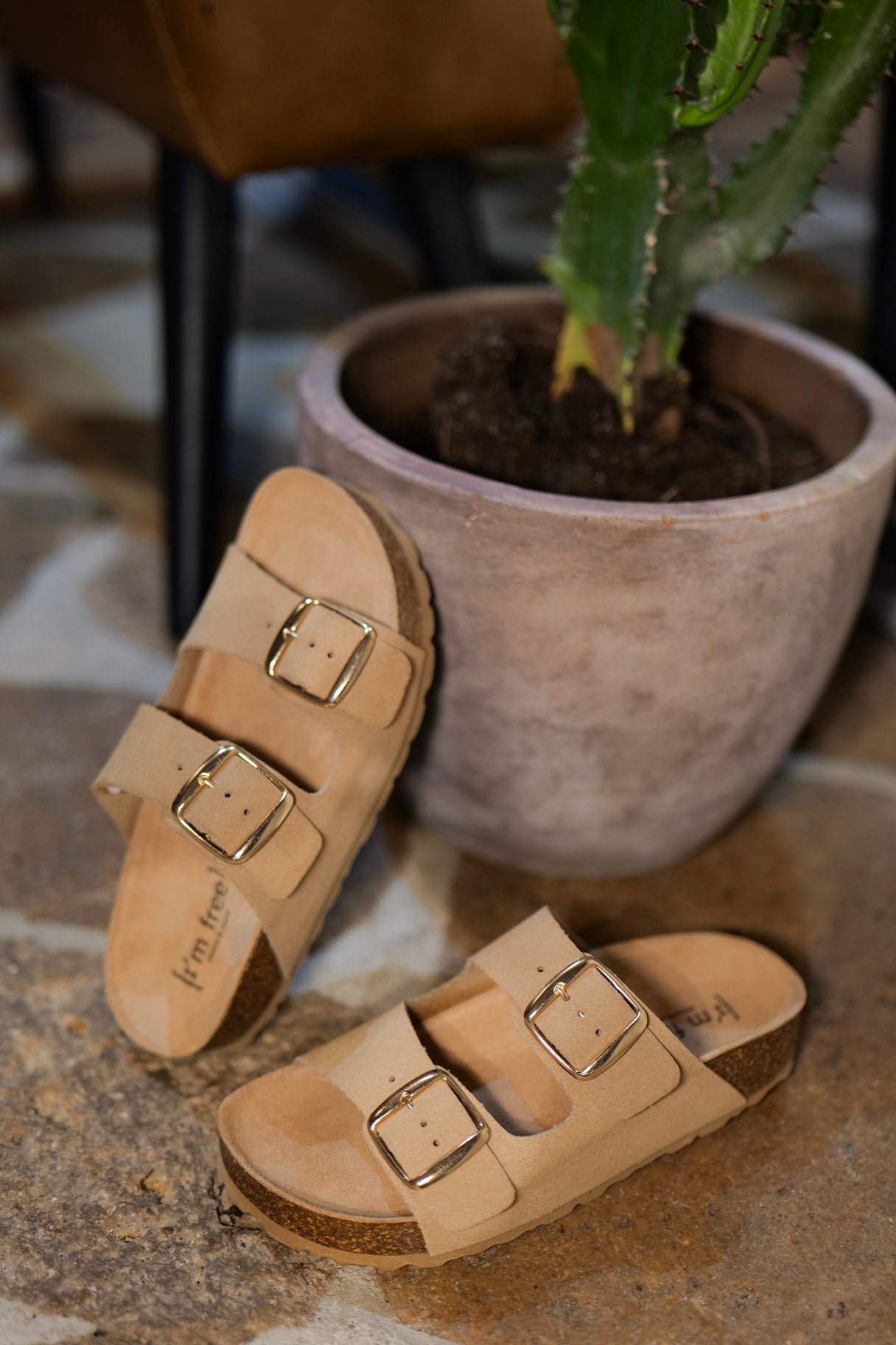 sandales femme beige en cuir velours à deux boucles réglables avec semelle
