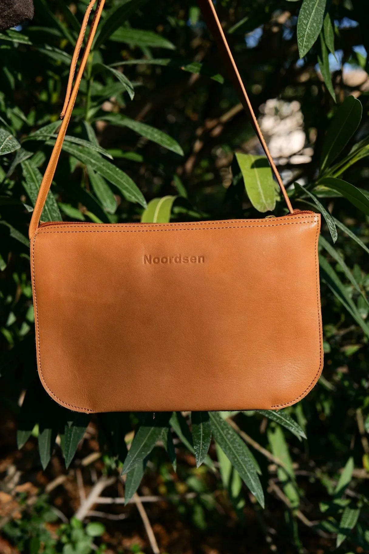 Sac bandoulière en cuir cognac pour femme, marque Noordsen, modèle N003-06. Vue de face