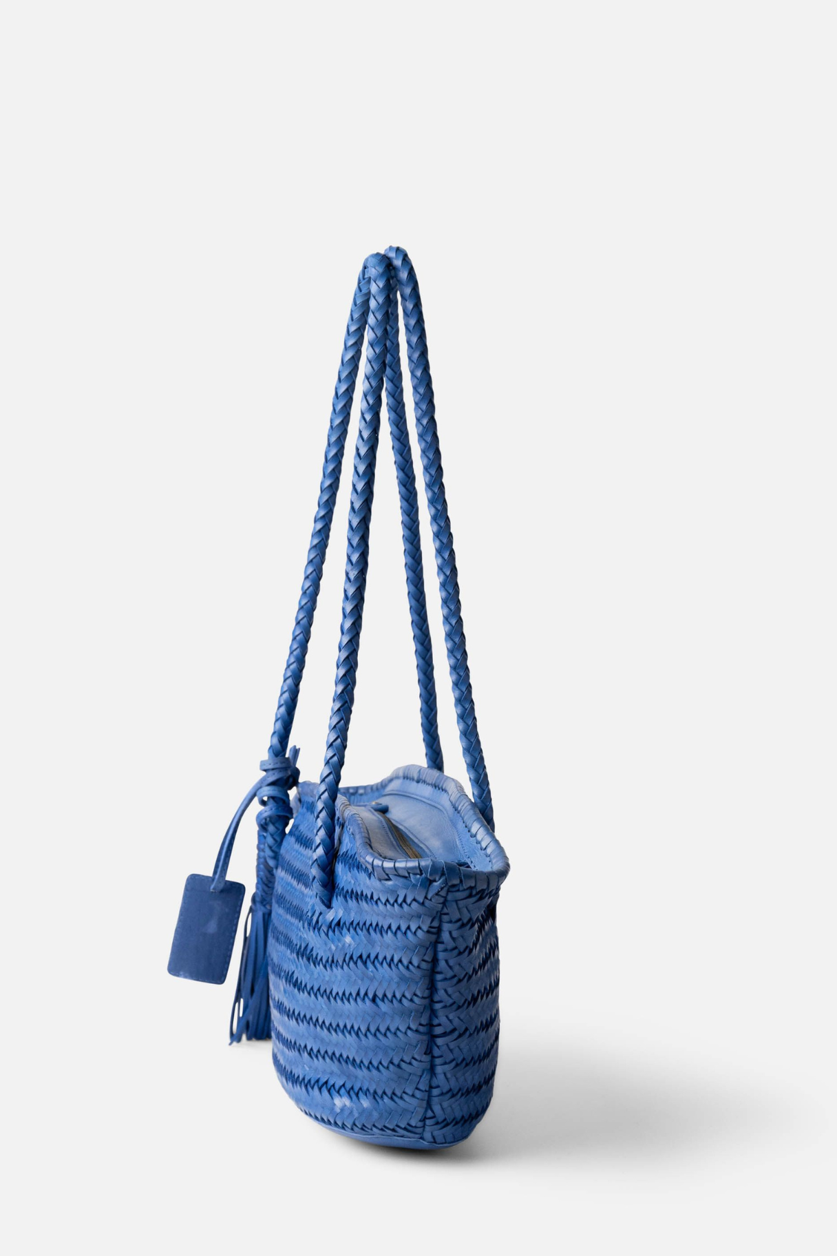 Panier BIBA en cuir tressé bleu roi vue de profil avec longues anses tressées
