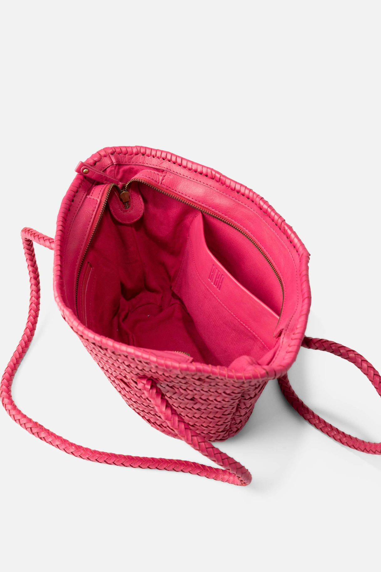 Intérieur du panier BIBA en cuir tressé rose fuchsia avec doublure et poche zippée