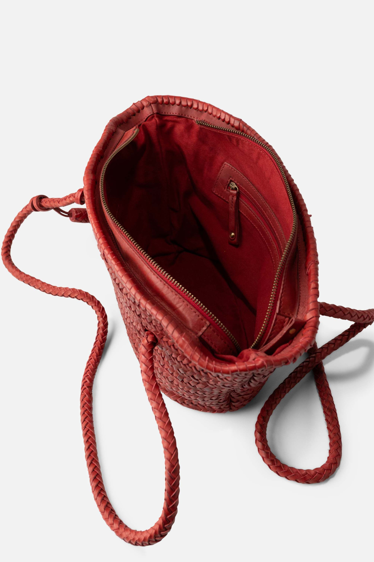 Intérieur du panier BIBA en cuir tressé rouge terracotta avec doublure et poche zippée