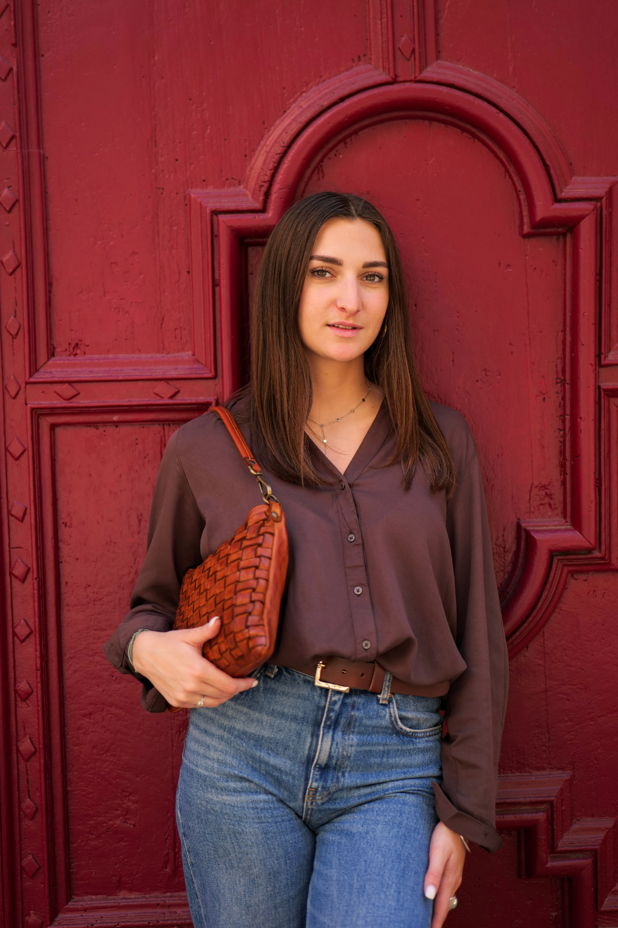 pochette BS-238 en cuir tressé cognac portée à l’épaule