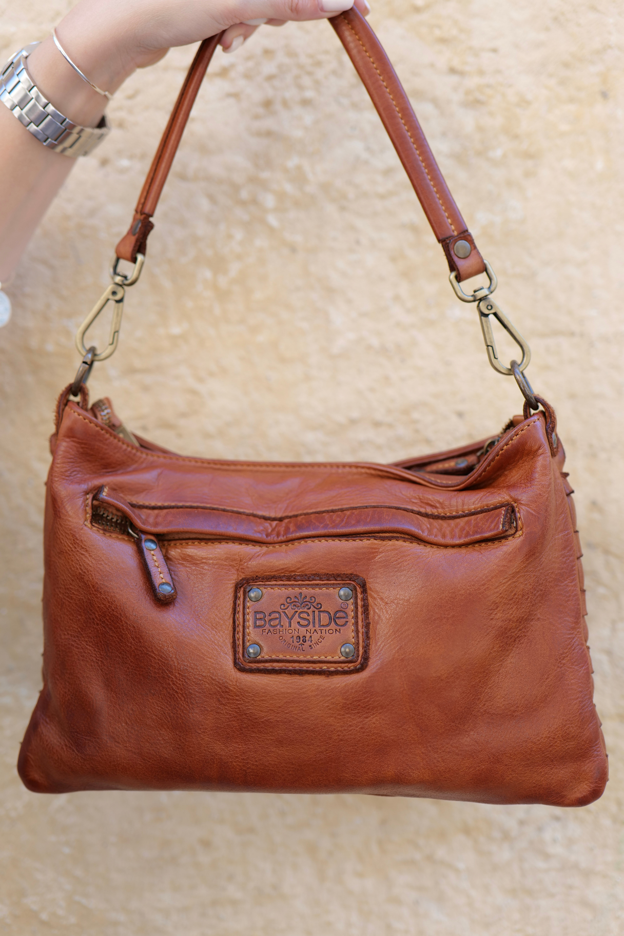 zoom sur la pochette BS-238 noire tenue par la anse