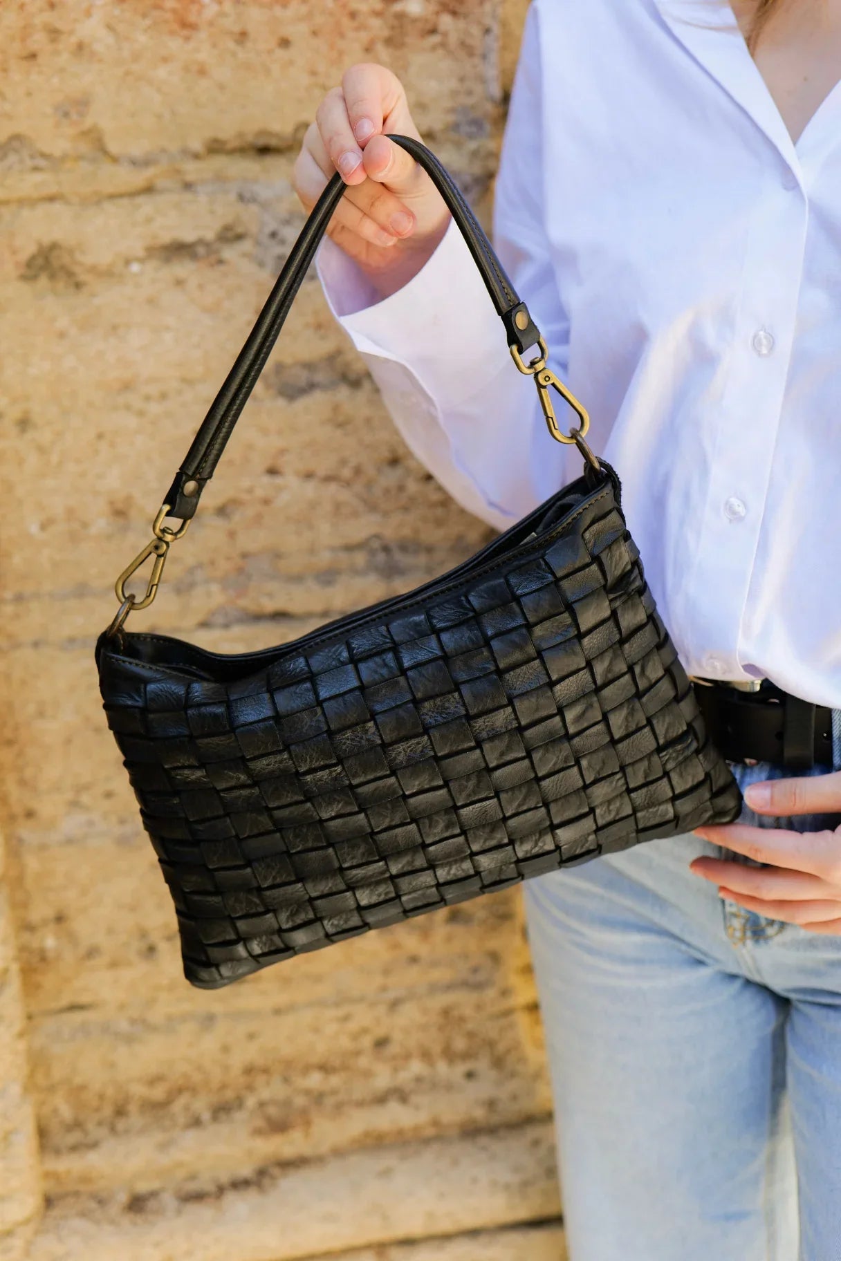 zoom sur la pochette BS-238 noire tenue par la anse