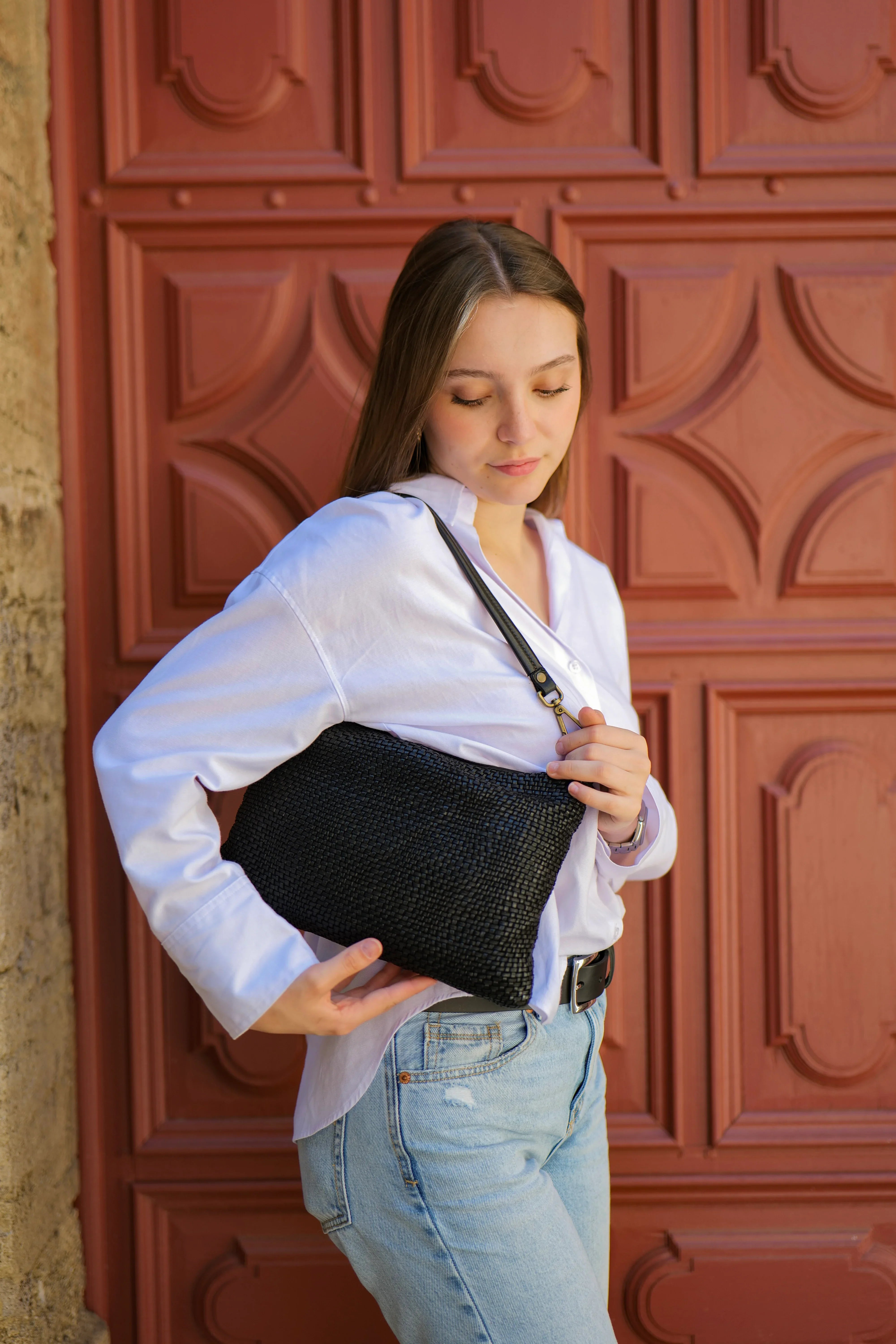pochette noire Bayside 329 portée à l’épaule avec bandoulière