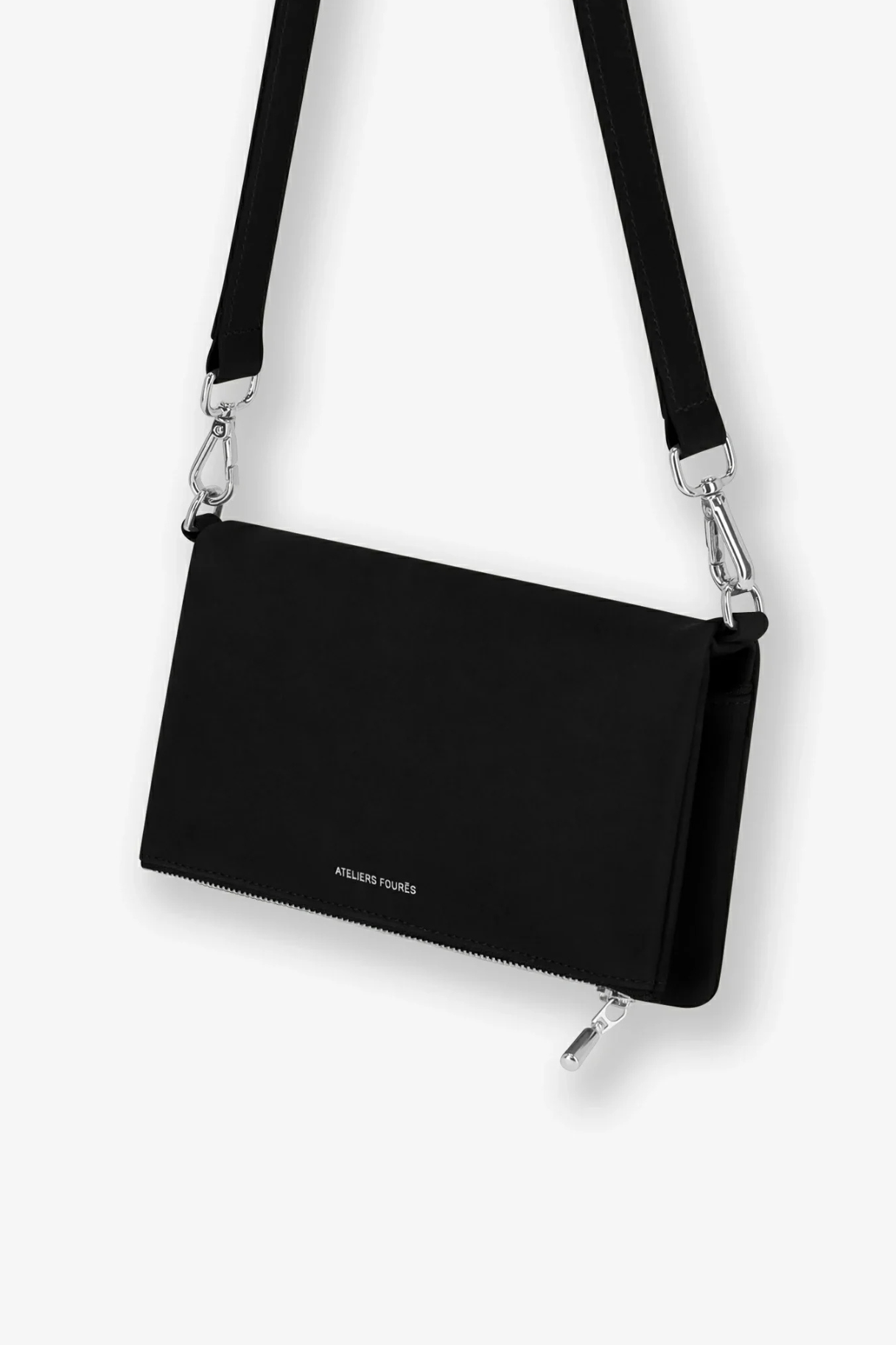 Pochette Mycène en cuir noir vue trois quarts avec bandoulière cuir