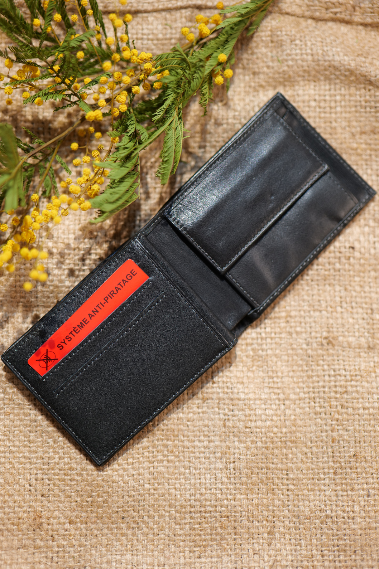 Intérieur du portefeuille en cuir Arthur & Aston Johany, emplacements cartes et billets