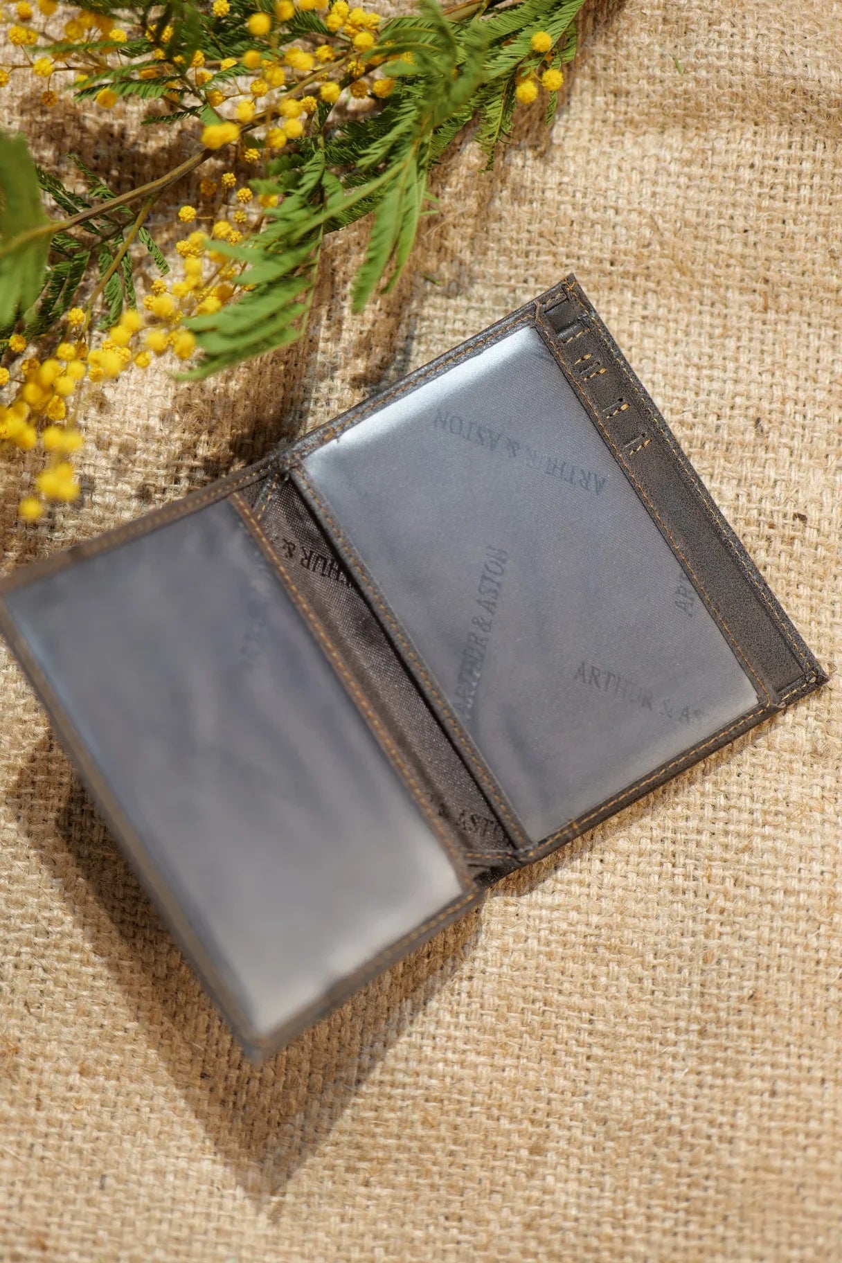 Diego – Portefeuille homme compact en cuir baroudeur anti-RFID – Arthur & Aston