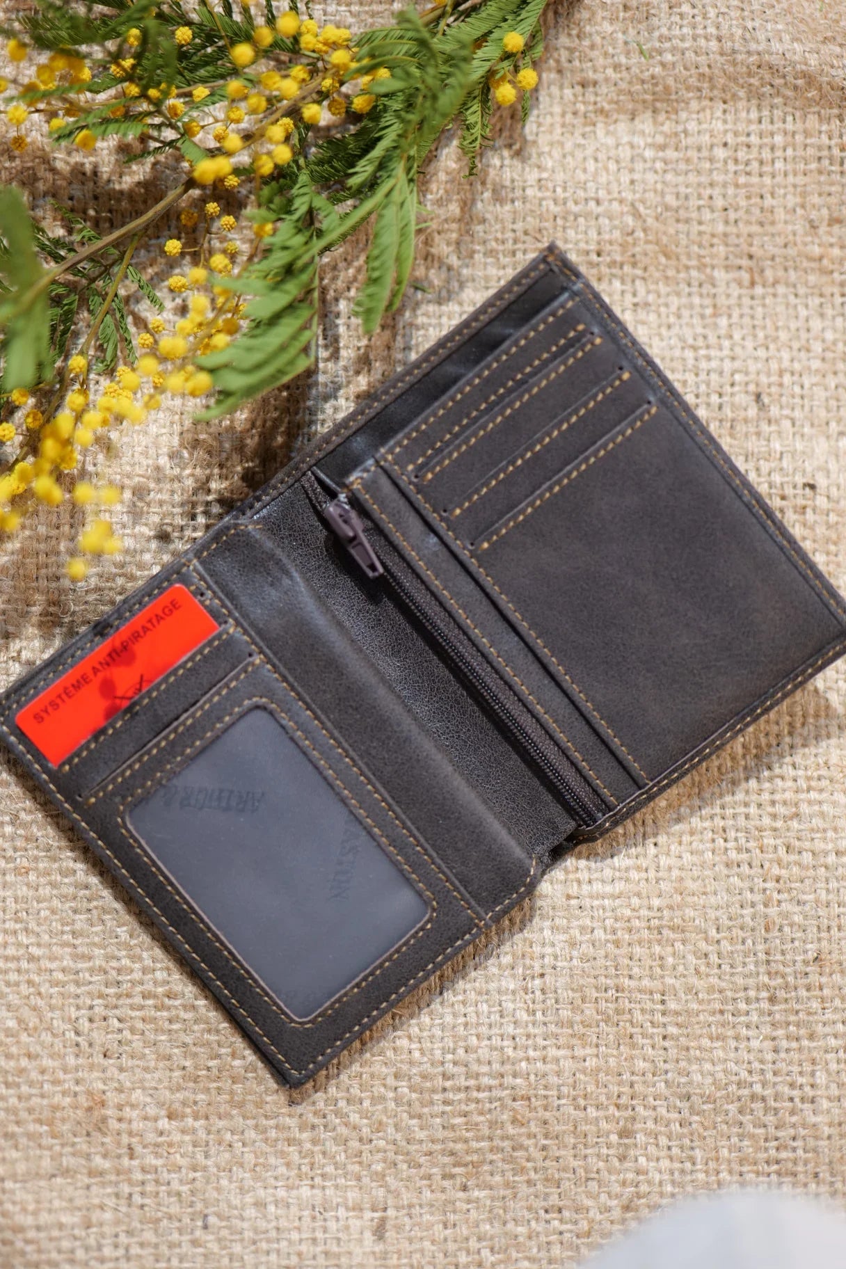 Diego – Portefeuille homme compact en cuir baroudeur anti-RFID – Arthur & Aston
