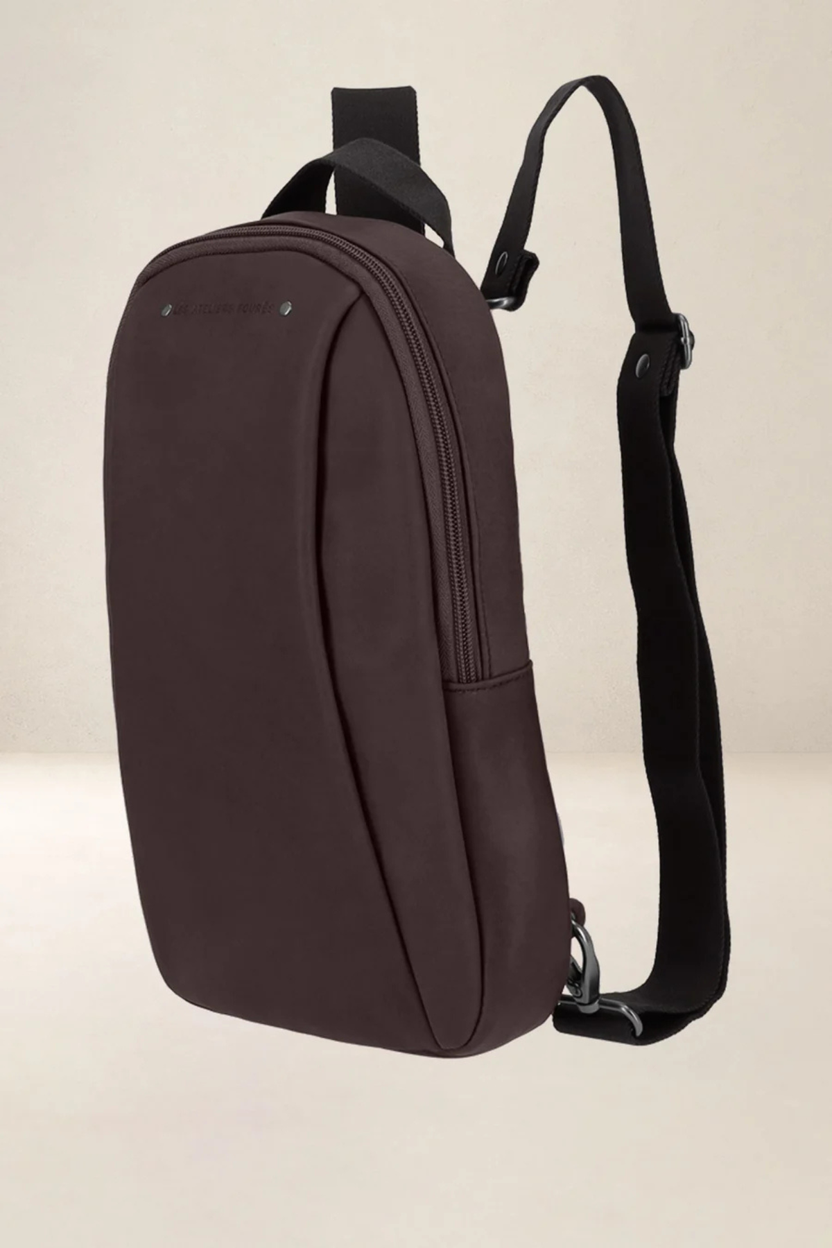 Sac à dos convertible en cuir chocolat Ouranos Ateliers Fourès, porté croisé avec une bretelle réglable