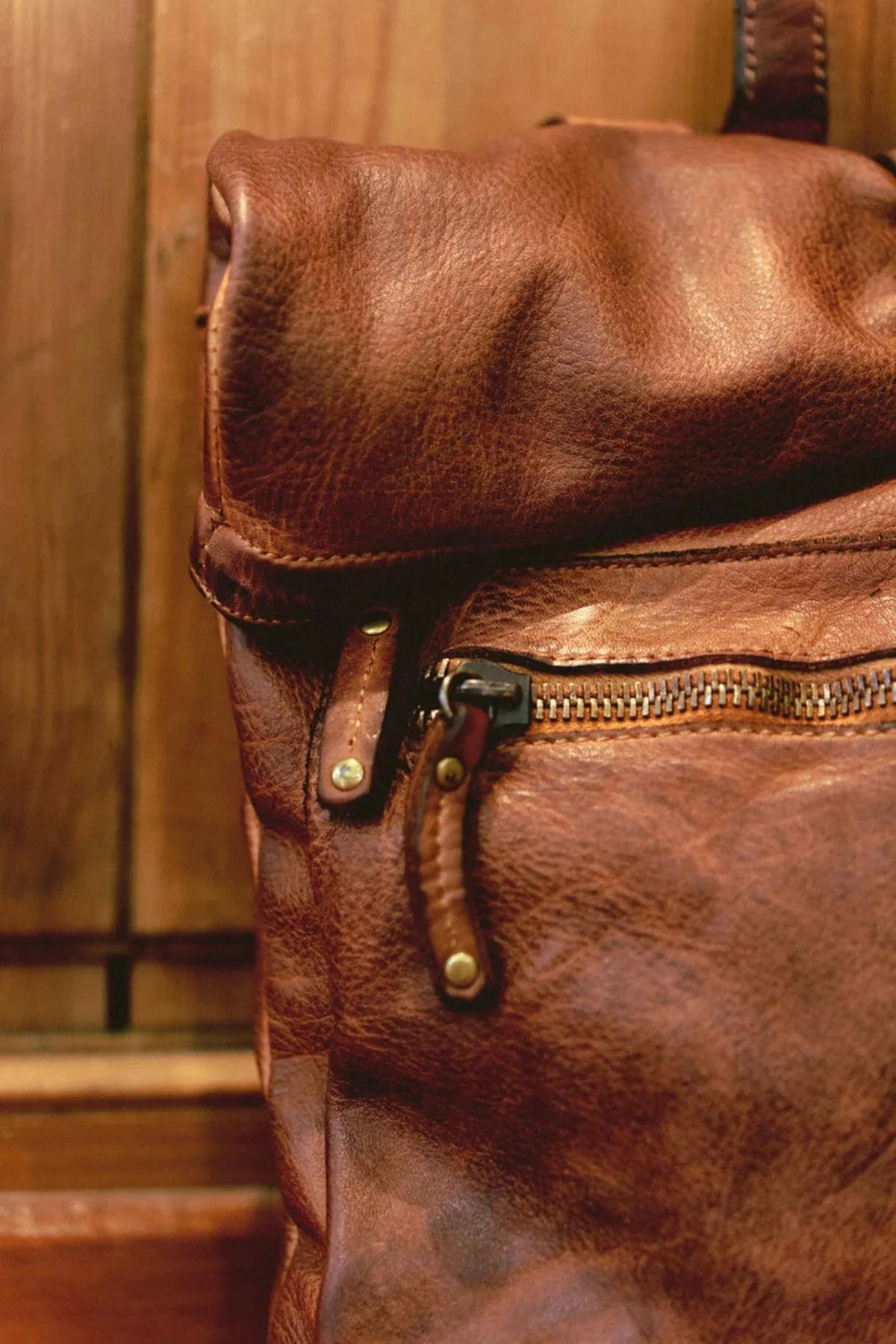 Détail de la poche zippée avant du sac à dos Bayside Bologne en cuir camel