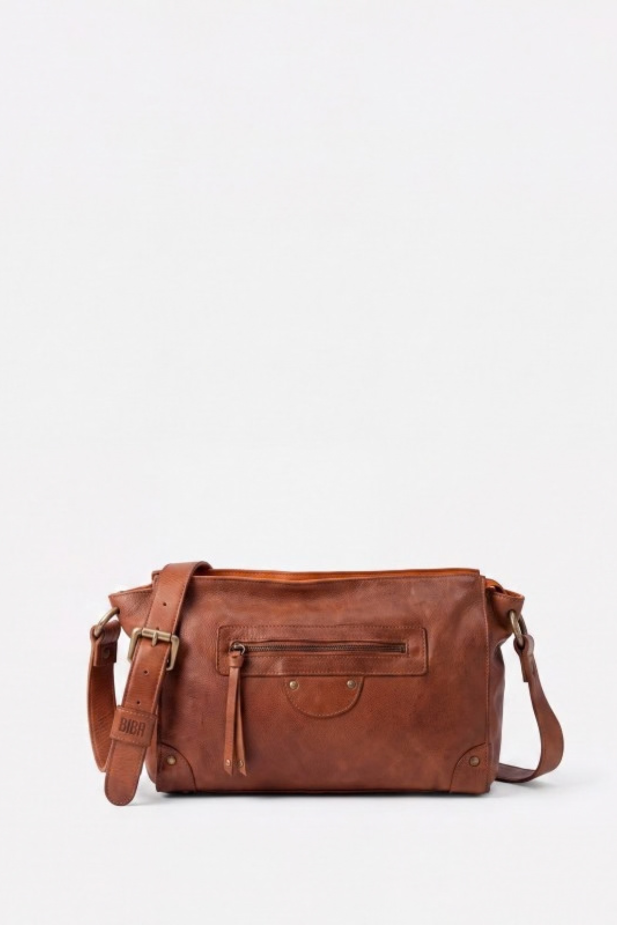 Sac Alaska Biba en cuir de vachette lavé cognac, poche zippée en façade et lanière réglable, 28 x 20 x 8 cm