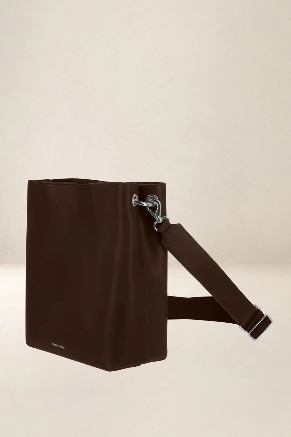 Sac Alceste Maxi Ateliers Fourès chocolat vu de trois quarts, bandoulière réglable en toile et cuir