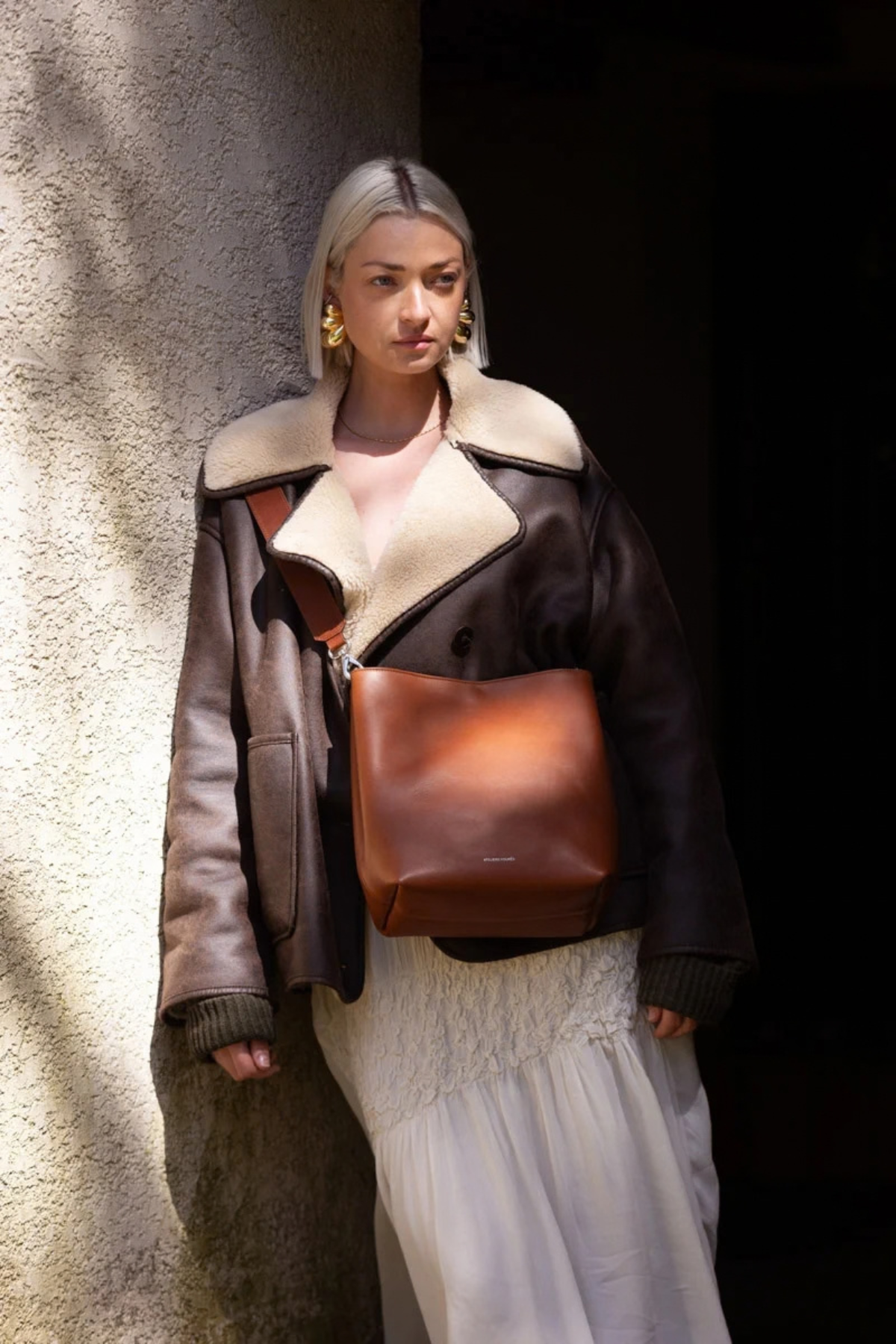 Sac seau Alceste Maxi d’Ateliers Fourès réf. H610 en cuir pleine fleur cognac porté en bandoulière