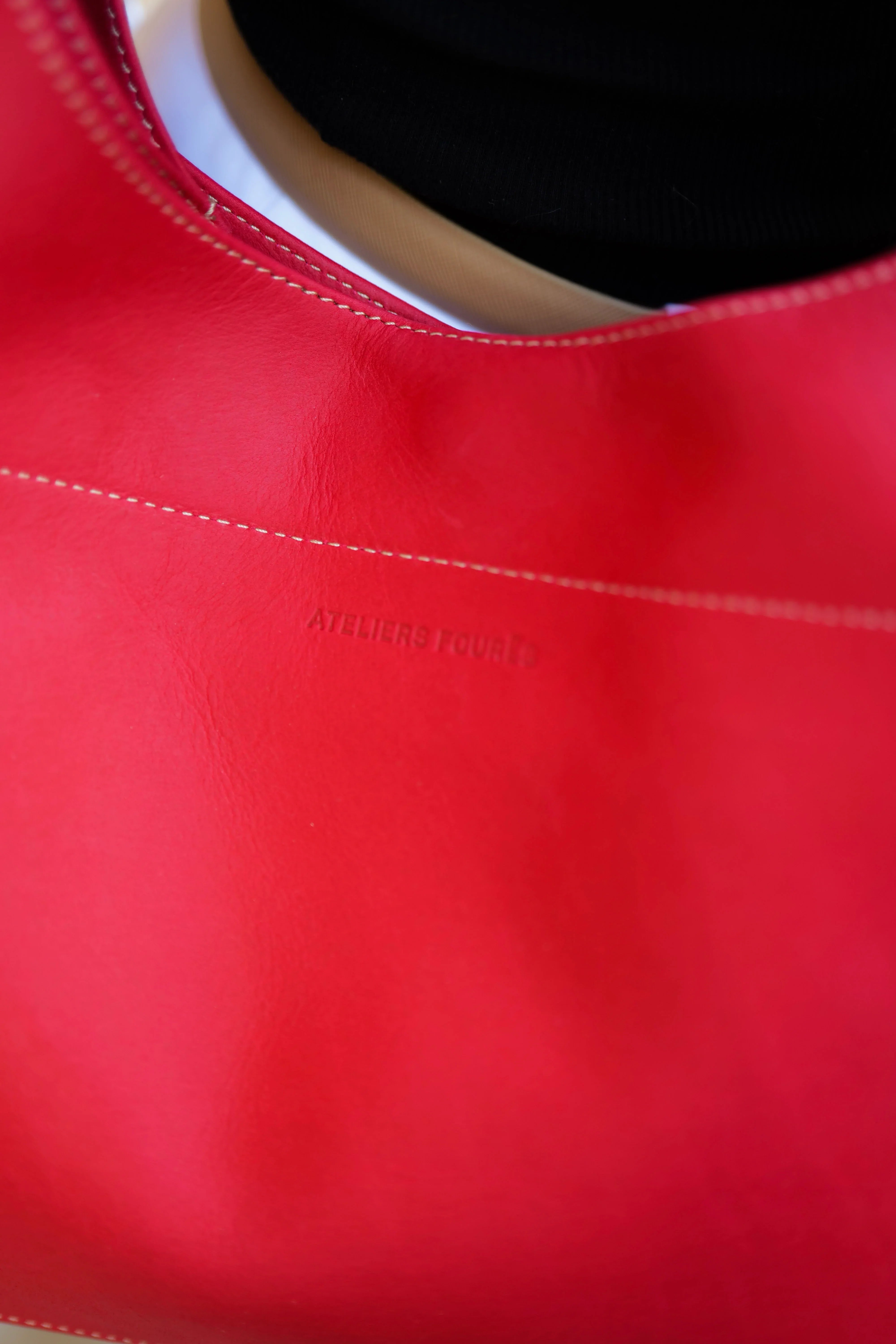 Détail du cuir rouge et couture du sac Amazone