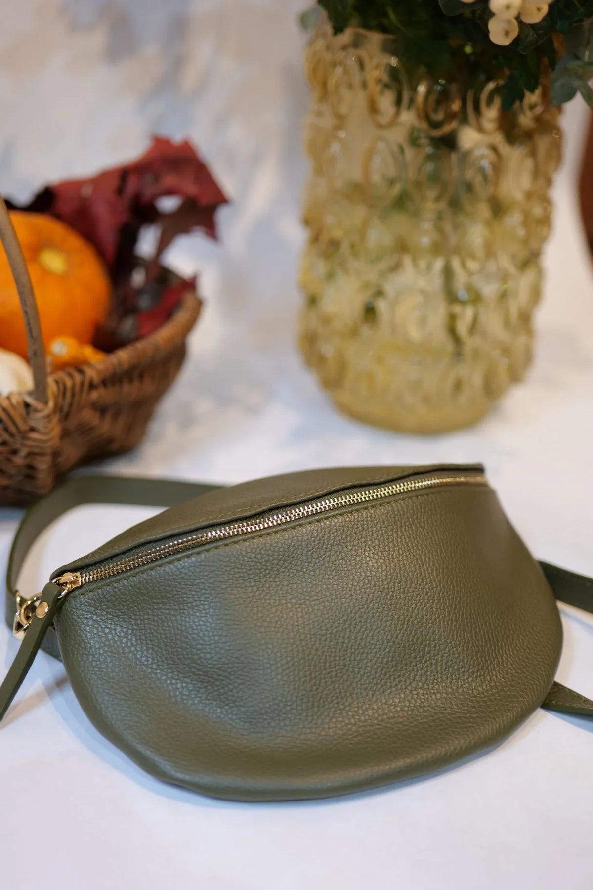 Sac banane Jeanne en cuir grainé kaki, grand format avec bandoulière