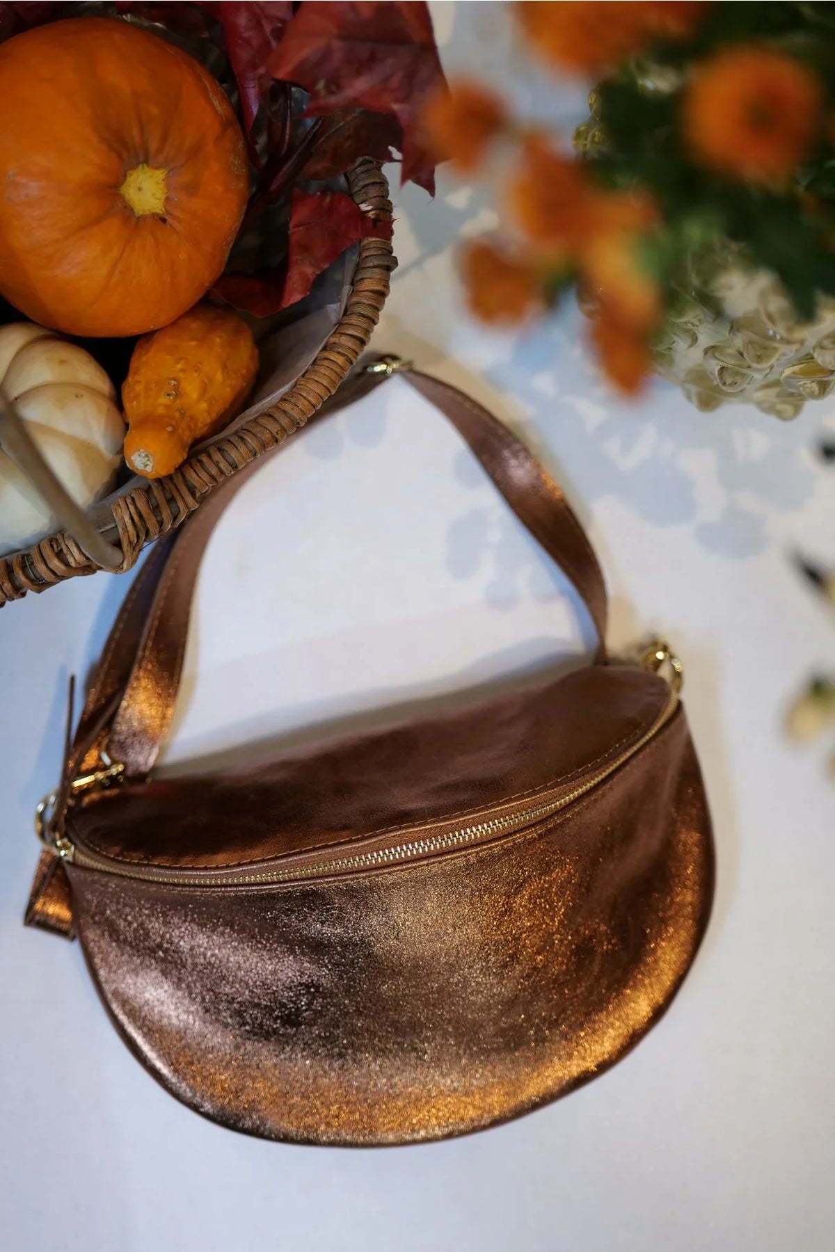 Sac banane Jeanne en cuir métallisé bronze, grand format avec bandoulière