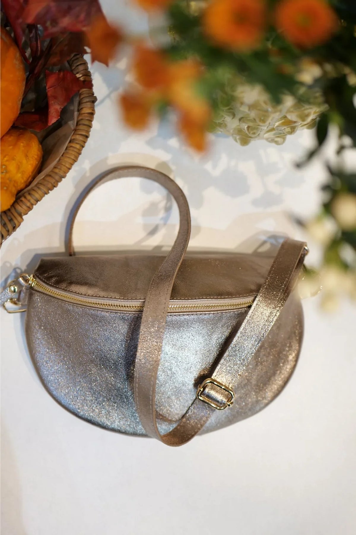 Sac banane Jeanne en cuir métallisé champagne, grand format avec bandoulière