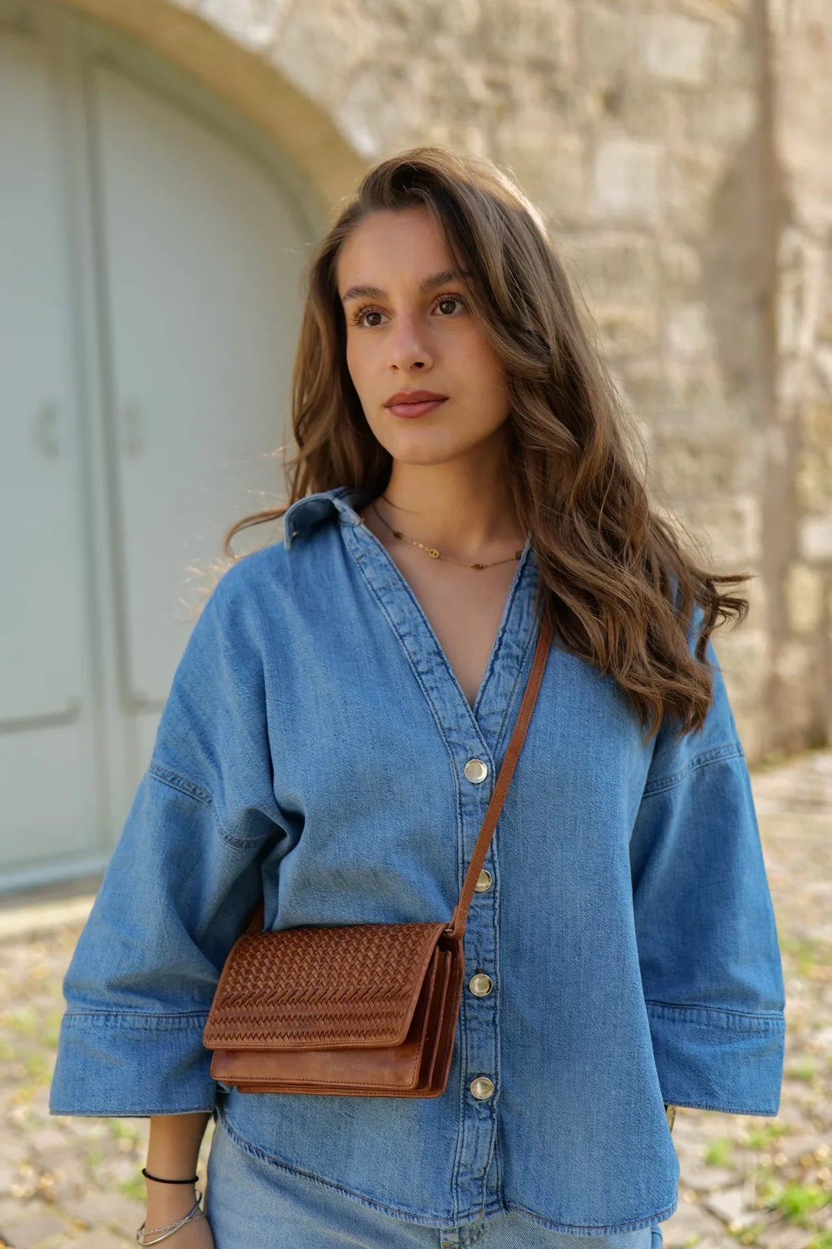 Mini sac bandoulière Biba Roseau en cuir tressé marron porté