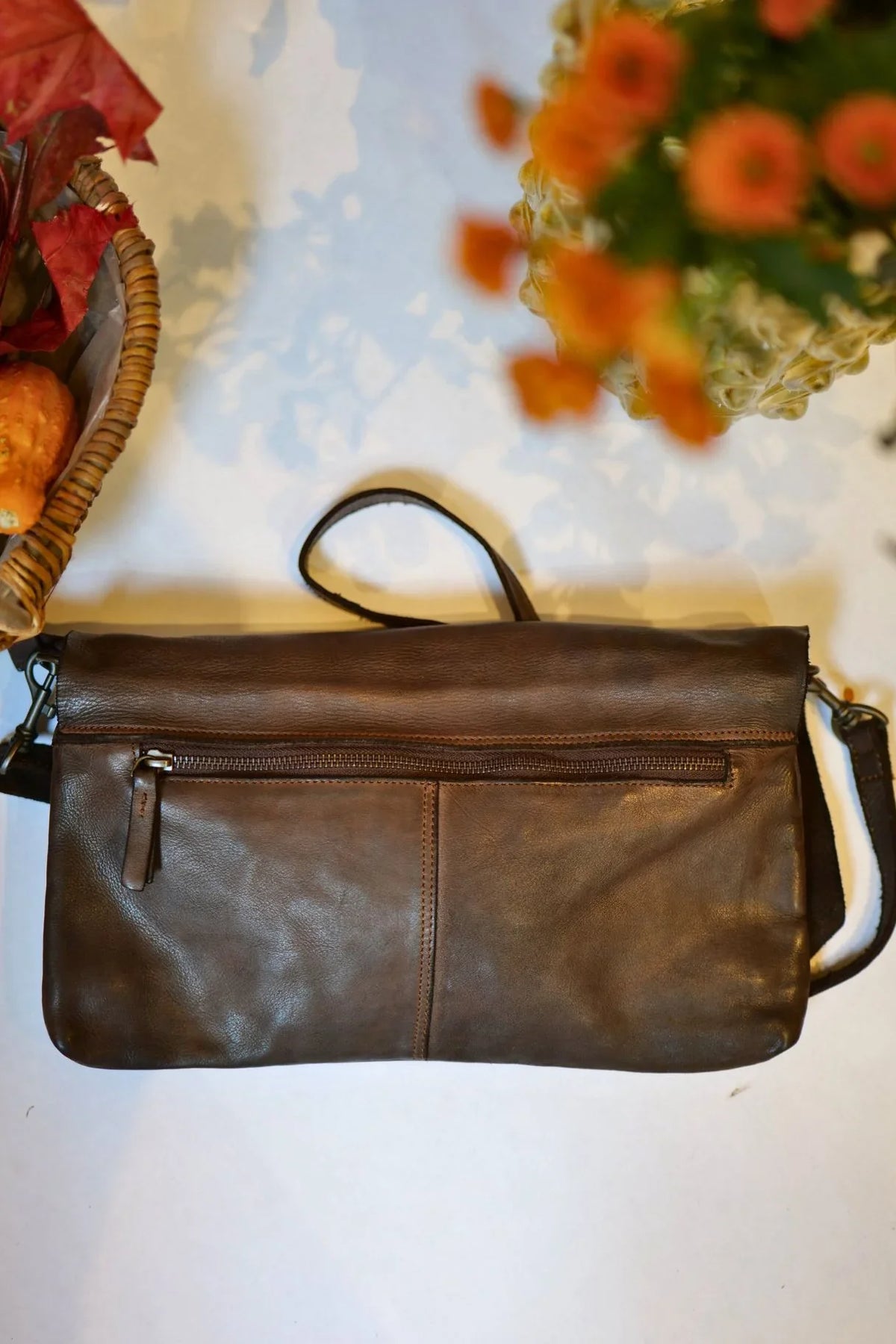 Dos du sac bandoulière Biba Boston BT5 marron foncé, poche extérieure zippée